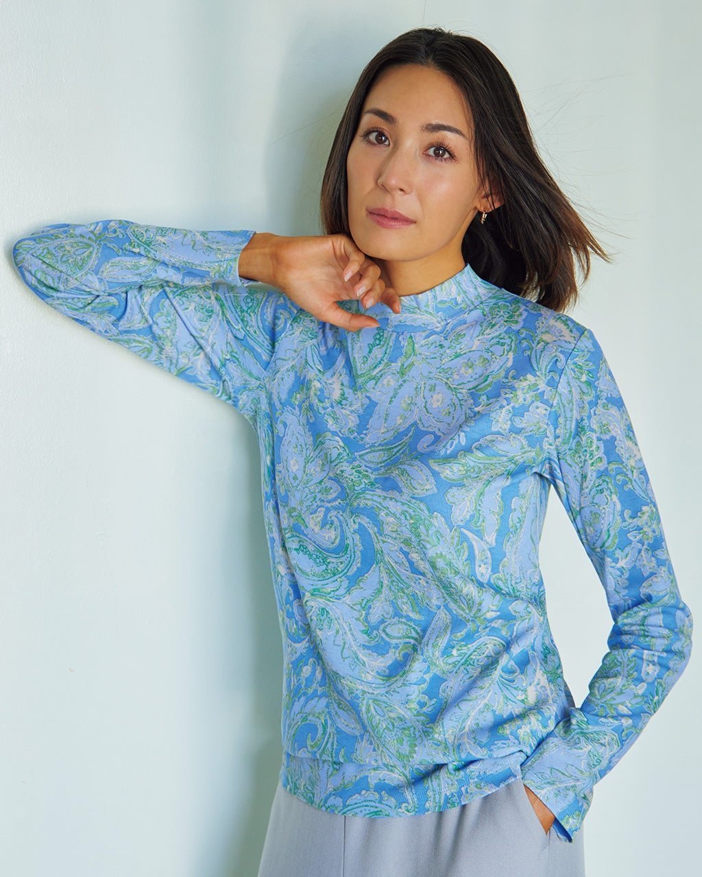 【ドゥクラッセ/DoCLASSE】の超長綿ハイネック/モダン柄 インテリア・キッズ・メンズ・レディースファッション・服の通販 founy(ファニー) 　ファッション　Fashion　レディースファッション　Fashion for Women　トップス・カットソー　Cut & Sew Tops　シャツ・ブラウス・オフィスカジュアル　Elegant Blouses & Button-Ups　ロングTシャツ・Tシャツ　Longline T-Shirts & Tees　カットソー・ベーシックTシャツ　Cut-and-Sewn Tops / Stretch Tees & Basics　なめらか　Smooth, Silky Texture　カットソー　Cut and Sewn Top　ハイネック　High Neck, Mock Neck　ペイズリー　Paisley, Ethnic Pattern　ボタニカル　Botanical, Floral Pattern　モダン　Modern, Contemporary　ブルー・パターン|ID: prp329100004920085 ipo3291000000036912225