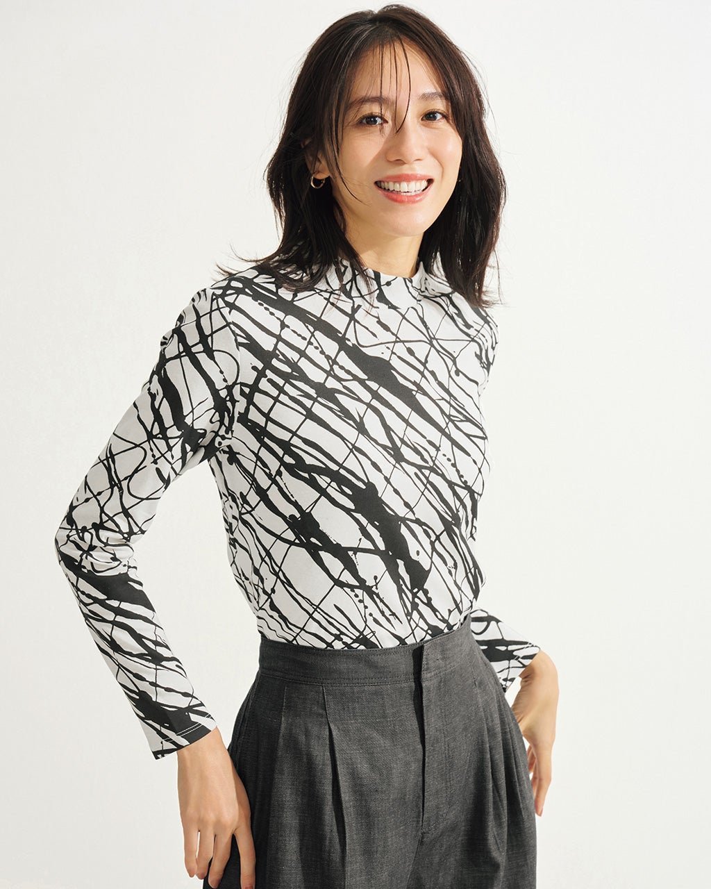 【ドゥクラッセ/DoCLASSE】の超長綿ハイネック/モダン柄 インテリア・キッズ・メンズ・レディースファッション・服の通販 founy(ファニー) 　ファッション　Fashion　レディースファッション　Fashion for Women　トップス・カットソー　Cut & Sew Tops　シャツ・ブラウス・オフィスカジュアル　Elegant Blouses & Button-Ups　ロングTシャツ・Tシャツ　Longline T-Shirts & Tees　カットソー・ベーシックTシャツ　Cut-and-Sewn Tops / Stretch Tees & Basics　なめらか　Smooth, Silky Texture　カットソー　Cut and Sewn Top　ハイネック　High Neck, Mock Neck　ペイズリー　Paisley, Ethnic Pattern　ボタニカル　Botanical, Floral Pattern　モダン　Modern, Contemporary　ブラック&times;ホワイト|ID: prp329100004920085 ipo3291000000036912226