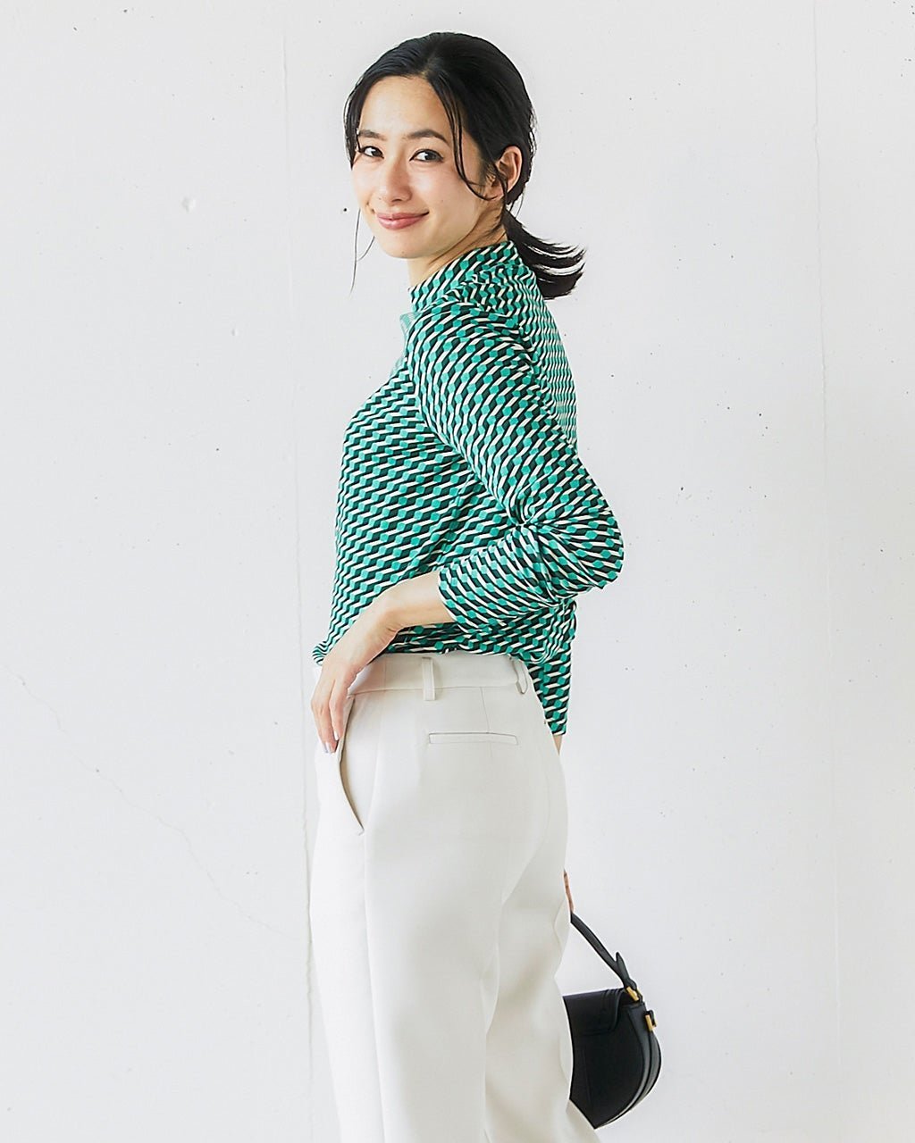 【ドゥクラッセ/DoCLASSE】の超長綿ハイネック/モダン柄 インテリア・キッズ・メンズ・レディースファッション・服の通販 founy(ファニー) 　ファッション　Fashion　レディースファッション　Fashion for Women　トップス・カットソー　Cut & Sew Tops　シャツ・ブラウス・オフィスカジュアル　Elegant Blouses & Button-Ups　ロングTシャツ・Tシャツ　Longline T-Shirts & Tees　カットソー・ベーシックTシャツ　Cut-and-Sewn Tops / Stretch Tees & Basics　なめらか　Smooth, Silky Texture　カットソー　Cut and Sewn Top　ハイネック　High Neck, Mock Neck　ペイズリー　Paisley, Ethnic Pattern　ボタニカル　Botanical, Floral Pattern　モダン　Modern, Contemporary　グリーン・パターン|ID: prp329100004920085 ipo3291000000036912229