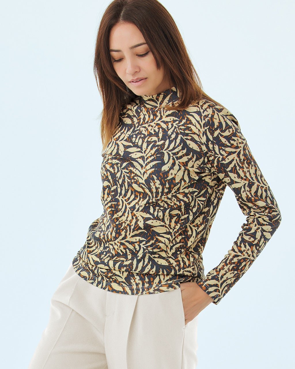 【ドゥクラッセ/DoCLASSE】の超長綿ハイネック/モダン柄 インテリア・キッズ・メンズ・レディースファッション・服の通販 founy(ファニー) 　ファッション　Fashion　レディースファッション　Fashion for Women　トップス・カットソー　Cut & Sew Tops　シャツ・ブラウス・オフィスカジュアル　Elegant Blouses & Button-Ups　ロングTシャツ・Tシャツ　Longline T-Shirts & Tees　カットソー・ベーシックTシャツ　Cut-and-Sewn Tops / Stretch Tees & Basics　なめらか　Smooth, Silky Texture　カットソー　Cut and Sewn Top　ハイネック　High Neck, Mock Neck　ペイズリー　Paisley, Ethnic Pattern　ボタニカル　Botanical, Floral Pattern　モダン　Modern, Contemporary　ブラウンパターン|ID: prp329100004920085 ipo3291000000036912230