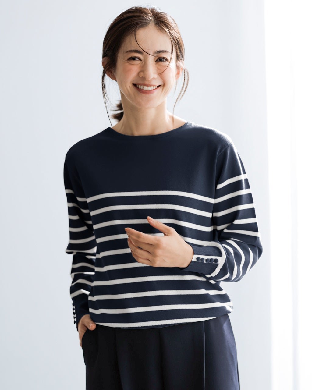 【ドゥクラッセ/DoCLASSE】のストレッチニット・袖ボタンボートネック インテリア・キッズ・メンズ・レディースファッション・服の通販 founy(ファニー) 　ファッション　Fashion　レディースファッション　Fashion for Women　トップス・カットソー　Cut & Sew Tops　ニット　Knit Tops & Sweaters　おすすめ　Recommended / Our Picks　なめらか　Smooth, Silky Texture　シンプル　Simple, Minimal　ストレッチ　Stretch, Stretchy Fabric　セーター　Sweater, Knitwear　ロング　Long, Long-Length　エレガント 上品　Elegant　ネイビー&times;ホワイト|ID: prp329100004920094 ipo3291000000036912270