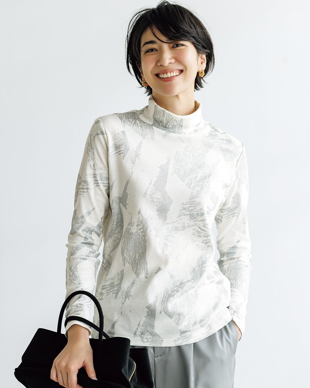 【ドゥクラッセ/DoCLASSE】の超長綿・ハイネック/柄 インテリア・キッズ・メンズ・レディースファッション・服の通販 founy(ファニー) 　ファッション　Fashion　レディースファッション　Fashion for Women　トップス・カットソー　Cut & Sew Tops　シャツ・ブラウス・オフィスカジュアル　Elegant Blouses & Button-Ups　ロングTシャツ・Tシャツ　Longline T-Shirts & Tees　カットソー・ベーシックTシャツ　Cut-and-Sewn Tops / Stretch Tees & Basics　なめらか　Smooth, Silky Texture　カットソー　Cut and Sewn Top　シルバー　Silver, Metallic Silver　ジャケット　Jacket, Outerwear　ハイネック　High Neck, Mock Neck　プリント　Print, Printed Pattern　人気　Popular, Best Seller　定番　Standard, Basic Item　シルバー|ID: prp329100004920101 ipo3291000000036912305