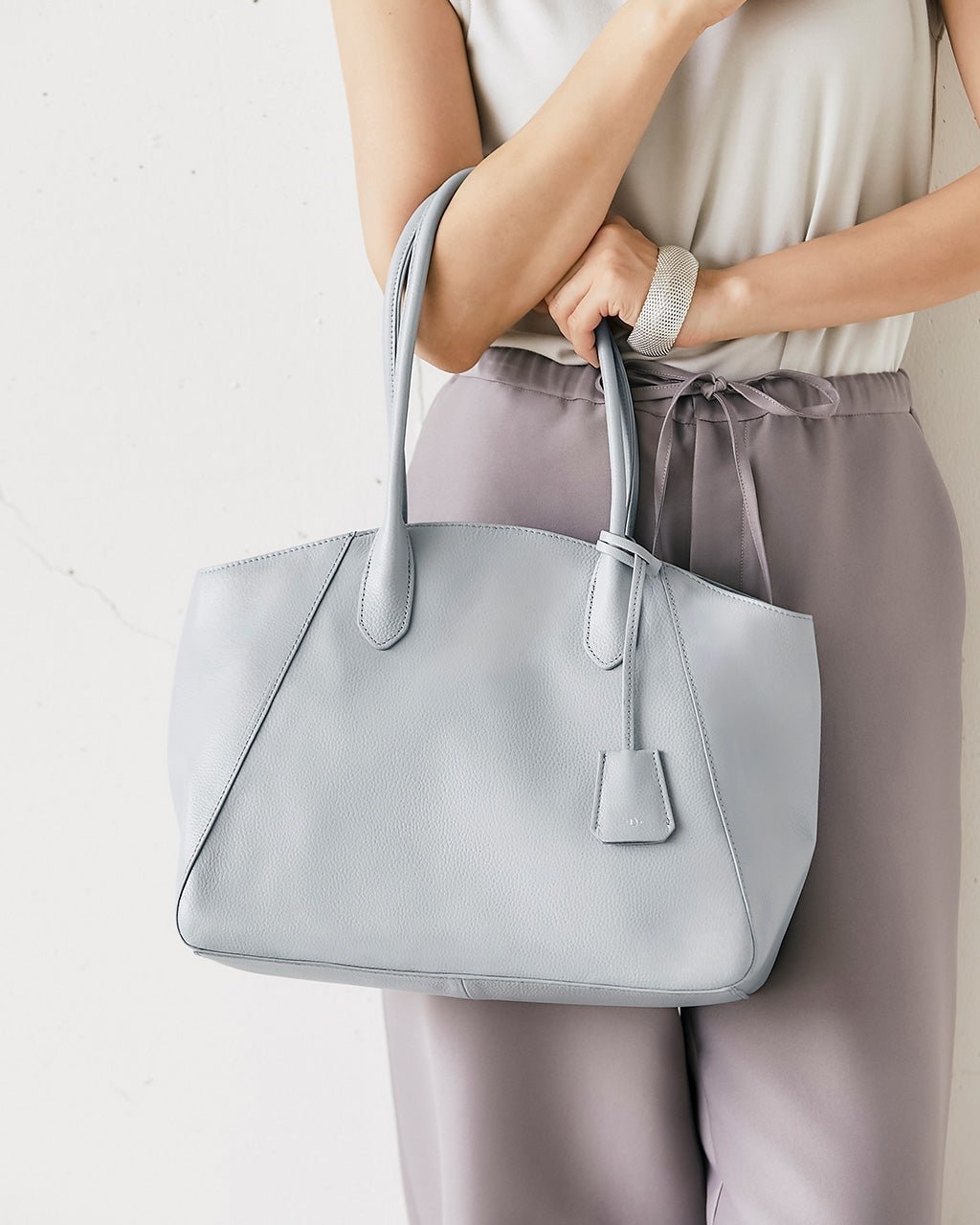 【ドゥクラッセ/DoCLASSE】の本革・エアートートバッグM インテリア・キッズ・メンズ・レディースファッション・服の通販 founy(ファニー) 　ファッション　Fashion　レディースファッション　Fashion for Women　バッグ　Bags　レイングッズ・傘・晴雨兼用傘　Umbrellas & Rain Gear　人気　Popular, Best Seller　日傘　Parasol, UV Umbrella　ライトブルー|ID: prp329100004920133 ipo3291000000036912481