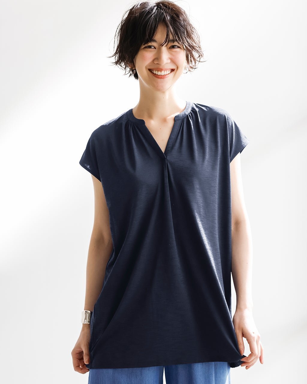 【ドゥクラッセ/DoCLASSE】のUVスラブ・バックプリーツロングトップス インテリア・キッズ・メンズ・レディースファッション・服の通販 founy(ファニー) 　ファッション　Fashion　レディースファッション　Fashion for Women　トップス・カットソー　Cut & Sew Tops　シャツ・ブラウス・オフィスカジュアル　Elegant Blouses & Button-Ups　ロングTシャツ・Tシャツ　Longline T-Shirts & Tees　カットソー・ベーシックTシャツ　Cut-and-Sewn Tops / Stretch Tees & Basics　エレガント 上品　Elegant　カットソー　Cut and Sewn Top　スマート　Smart, Elegant　フロント　Front, Front Design　プリーツ　Pleats, Pleated　人気　Popular, Best Seller　ビジネス 仕事 通勤　Business / Work / Commuting　夏　Summer　旅行　Travel　ネイビー|ID: prp329100004920143 ipo3291000000036912526