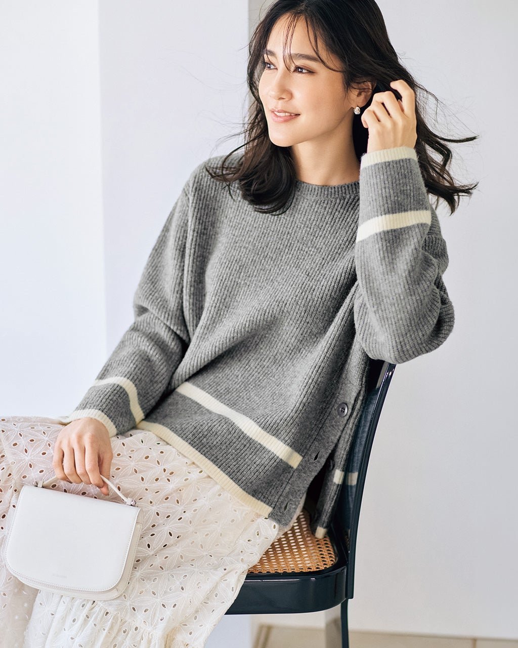 【ドゥクラッセ/DoCLASSE】の片畦編み・裾ボタンライン使いセーター インテリア・キッズ・メンズ・レディースファッション・服の通販 founy(ファニー) 　ファッション　Fashion　レディースファッション　Fashion for Women　トップス・カットソー　Cut & Sew Tops　ニット　Knit Tops & Sweaters　畦編みニット・テクスチャードトップス　Ribbed Knit Sweaters / Textured Knit Tops　シンプル　Simple, Minimal　スリット　Slit, Slit Detail　セーター　Sweater, Knitwear　ボーダー　Border, Stripe　畦　Ribbed Knit　グレー|ID: prp329100004920156 ipo3291000000036912582