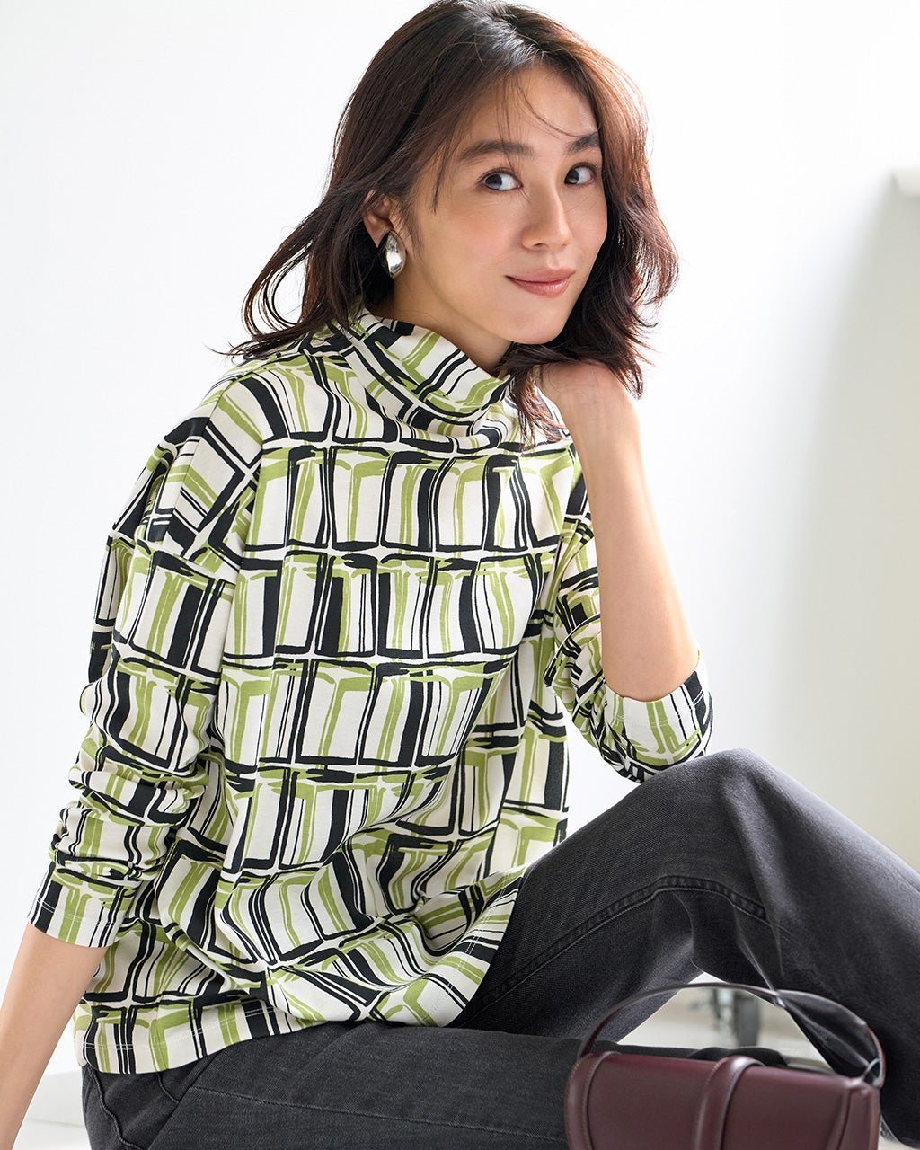 【ドゥクラッセ/DoCLASSE】の超長綿・抜け感ハイネック/総柄 人気、トレンドファッション・服の通販 founy(ファニー) 　ファッション　Fashion　レディースファッション　Fashion for Women　トップス・カットソー　Cut & Sew Tops　シャツ・ブラウス・オフィスカジュアル　Elegant Blouses & Button-Ups　ロングTシャツ・Tシャツ　Longline T-Shirts & Tees　カットソー・ベーシックTシャツ　Cut-and-Sewn Tops / Stretch Tees & Basics　なめらか　Smooth, Silky Texture　カットソー　Cut and Sewn Top　ハイネック　High Neck, Mock Neck　プリント　Print, Printed Pattern　人気　Popular, Best Seller　 other-1|ID: prp329100004920161 ipo3291000000036912607