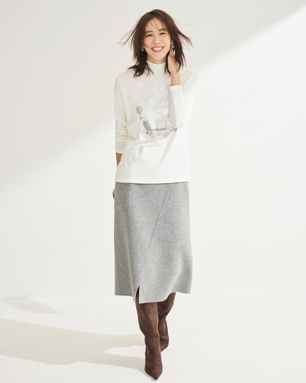 【ドゥクラッセ/DoCLASSE】の超長綿・ハイネック/プリント インテリア・キッズ・メンズ・レディースファッション・服の通販 founy(ファニー) 　ファッション　Fashion　レディースファッション　Fashion for Women　トップス・カットソー　Cut & Sew Tops　シャツ・ブラウス・オフィスカジュアル　Elegant Blouses & Button-Ups　ロングTシャツ・Tシャツ　Longline T-Shirts & Tees　カットソー・ベーシックTシャツ　Cut-and-Sewn Tops / Stretch Tees & Basics　なめらか　Smooth, Silky Texture　カットソー　Cut and Sewn Top　チュニック　Tunic, Long Top　ハイネック　High Neck, Mock Neck　フレア　Flare, Flared　プリント　Print, Printed Pattern　オフホワイト|ID: prp329100004920165 ipo3291000000036912639