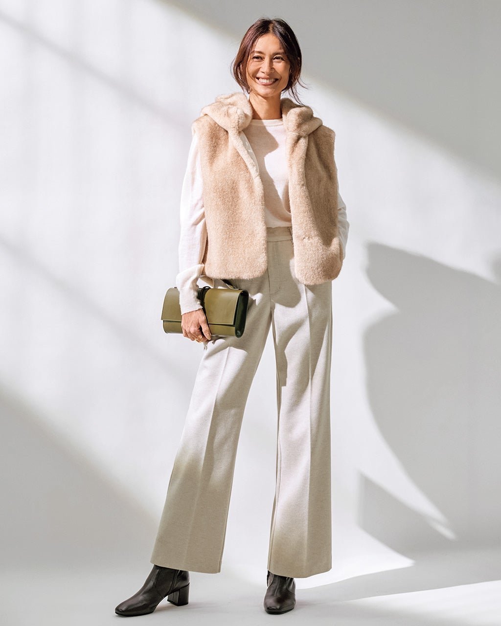 【ドゥクラッセ/DoCLASSE】のウォームストレッチ・ストレート インテリア・キッズ・メンズ・レディースファッション・服の通販 founy(ファニー) 　ファッション　Fashion　レディースファッション　Fashion for Women　パンツ　Pants & Trousers　ウォーム　Warm Fabric　カッティング　Cutting Detail　カットソー　Cut and Sewn Top　ストレッチ　Stretch, Stretchy Fabric　ストレート　Straight, Straight Cut　センター　Center, Center Line　ループ　Loop, Loop Knit　エレガント 上品　Elegant　ストーン|ID: prp329100004920177 ipo3291000000037023533