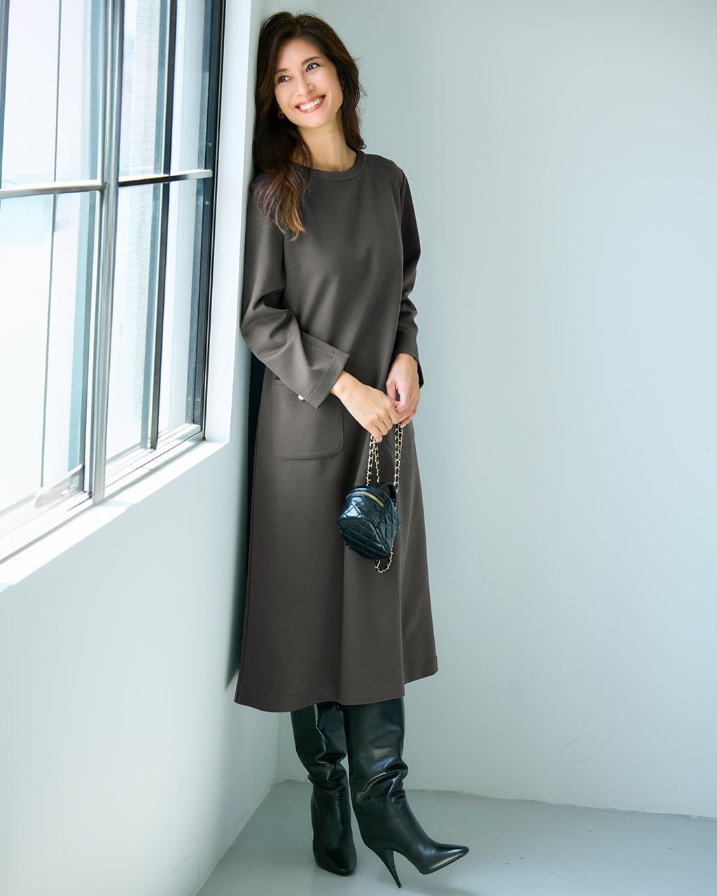 【ドゥクラッセ/DoCLASSE】のストレッチポンチ・ポケットワンピース インテリア・キッズ・メンズ・レディースファッション・服の通販 founy(ファニー) 　ファッション　Fashion　レディースファッション　Fashion for Women　ワンピース　Dresses　シンプル　Simple, Minimal　パッチ　Patch, Appliqué　ポケット　Pocket, Pocket Detail　チャコール|ID: prp329100004920180 ipo3291000000036912722