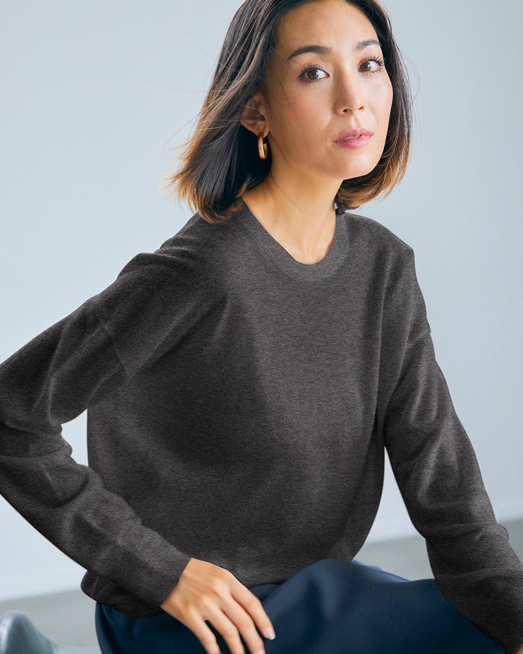 【ドゥクラッセ/DoCLASSE】のエアーカシミヤ・クルーネック/ショート丈 インテリア・キッズ・メンズ・レディースファッション・服の通販 founy(ファニー) 　ファッション　Fashion　レディースファッション　Fashion for Women　トップス・カットソー　Cut & Sew Tops　ニット　Knit Tops & Sweaters　クロップド　Cropped, Short Length　シアー　Sheer, See-Through　ショート　Short, Short Length　セーター　Sweater, Knitwear　タートルネック　Turtleneck, High Neck　トレンド　Trend, Trending Now　フォルム　Silhouette, Form　フレア　Flare, Flared　ベーシック　Basic, Essential　モノトーン　Monotone, Black and White　ワイド　Wide, Wide Fit　エレガント 上品　Elegant　定番　Standard, Basic Item　チャコール|ID: prp329100004920206 ipo3291000000036912917