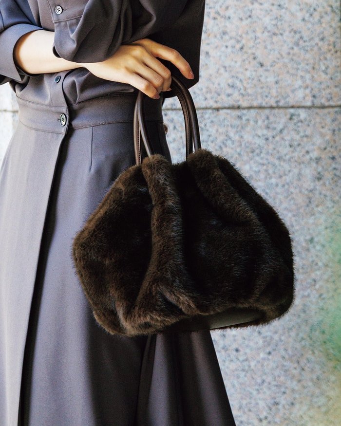 【ドゥクラッセ/DoCLASSE】のミンクタッチファー・ギャザーバッグ インテリア・キッズ・メンズ・レディースファッション・服の通販 founy(ファニー) https://founy.com/ ファッション Fashion レディースファッション Fashion for Women バッグ Bags なめらか Smooth, Silky Texture ギャザー Gathered, Ruffled コンパクト Compact, Small Size ショルダー Shoulder, Shoulder Strap スクエア Square, Square Shape フェミニン Feminine, Girly フォルム Silhouette, Form ポケット Pocket, Pocket Detail ラップ Wrap, Wrap Design ビジネス 仕事 通勤 Business / Work / Commuting |ID: prp329100004920208 ipo3291000000037097776