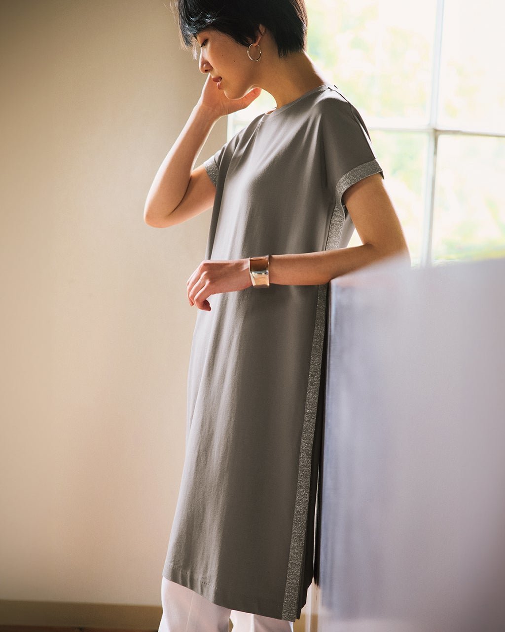 【ドゥクラッセ/DoCLASSE】のシルキーポンチ・ラメラインチュニック インテリア・キッズ・メンズ・レディースファッション・服の通販 founy(ファニー) 　ファッション　Fashion　レディースファッション　Fashion for Women　トップス・カットソー　Cut & Sew Tops　カットソー　Cut and Sewn Top　クール　Cool, Chic　シルク　Silk, 100% Silk　ストレート　Straight, Straight Cut　スマート　Smart, Elegant　チュニック　Tunic, Long Top　人気　Popular, Best Seller　グレー|ID: prp329100004920230 ipo3291000000036913074