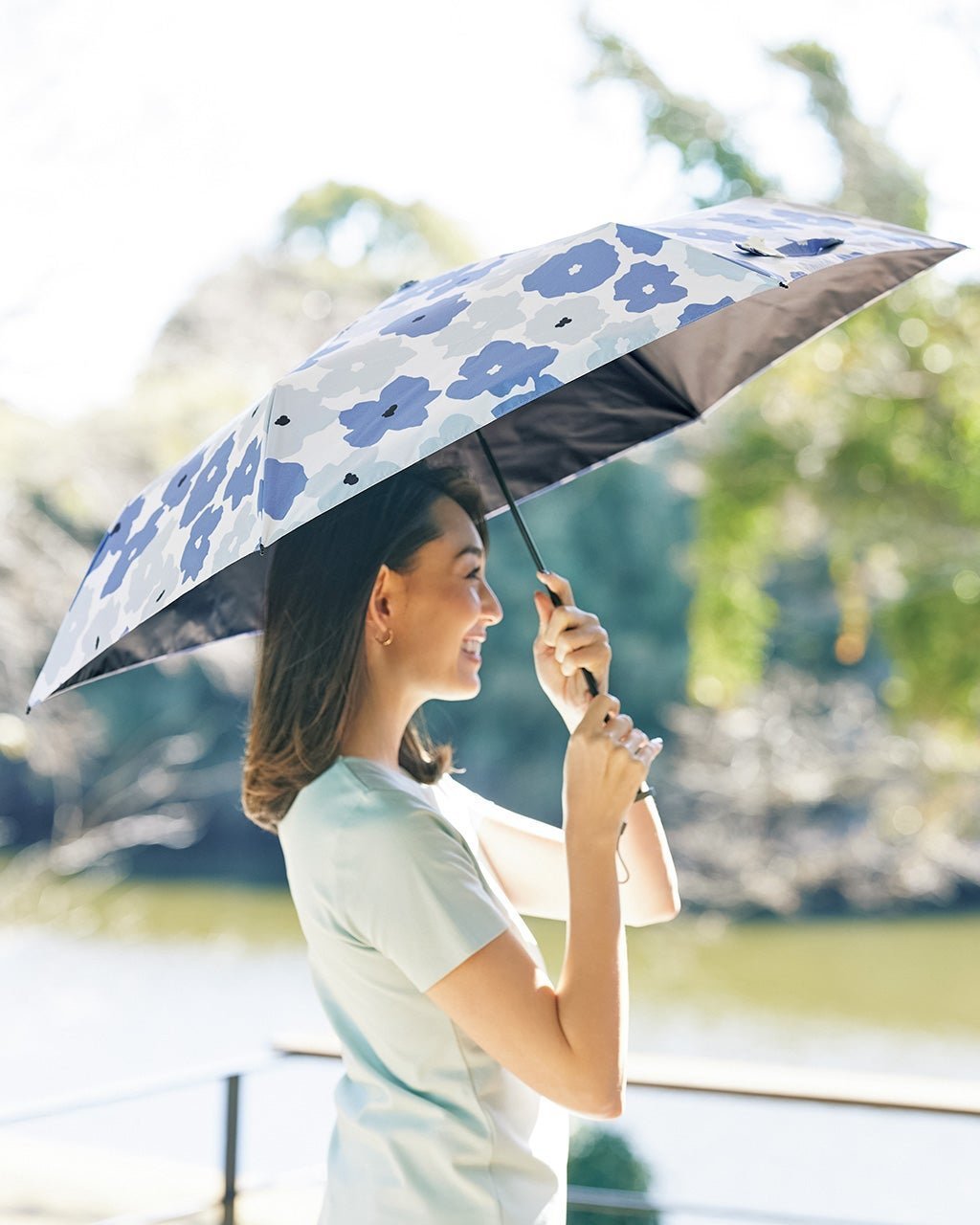 【ドゥクラッセ/DoCLASSE】のパーフェクトシェード100・折り畳み傘 インテリア・キッズ・メンズ・レディースファッション・服の通販 founy(ファニー) 　ファッション　Fashion　レディースファッション　Fashion for Women　レイングッズ・傘・晴雨兼用傘　Umbrellas & Rain Gear　グラス　Glass, Eyewear　コーティング　Coating, Coated Finish　傘　Umbrella, Parasol　巾着　Drawstring Bag, Kinchaku　軽量　Lightweight, Ultra Light　センター　Center, Center Line　透かし　Cut-Out, Lacework　人気　Popular, Best Seller　ブロック　Block, Solid Block Pattern　プリント　Print, Printed Pattern　日傘　Parasol, UV Umbrella　ラベンダー　Lavender　ワンポイント　One Point, Statement Accent　ブルーグレーパターン|ID: prp329100004920258 ipo3291000000036913230