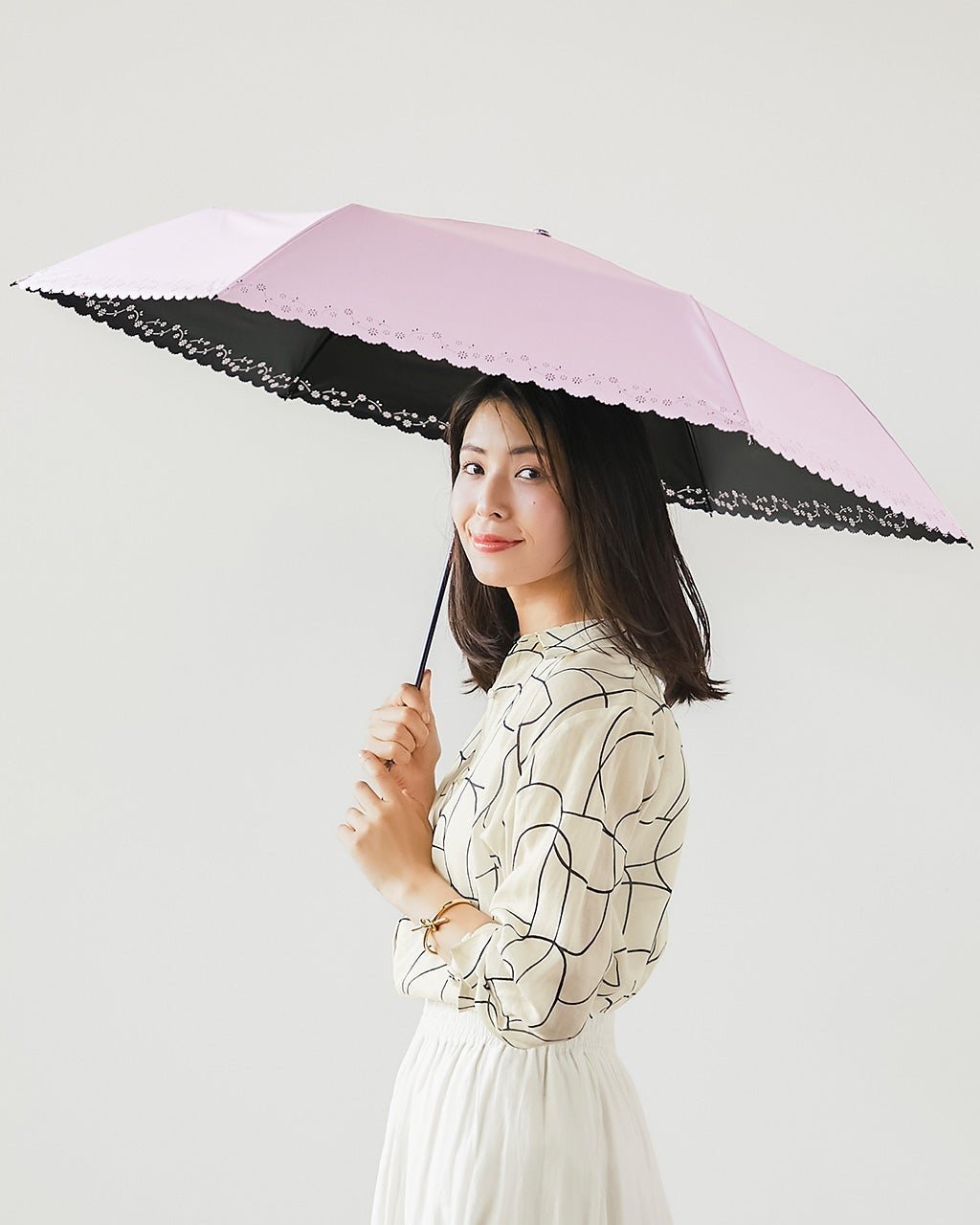 【ドゥクラッセ/DoCLASSE】のパーフェクトシェード100・折り畳み傘 インテリア・キッズ・メンズ・レディースファッション・服の通販 founy(ファニー) 　ファッション　Fashion　レディースファッション　Fashion for Women　レイングッズ・傘・晴雨兼用傘　Umbrellas & Rain Gear　グラス　Glass, Eyewear　コーティング　Coating, Coated Finish　傘　Umbrella, Parasol　巾着　Drawstring Bag, Kinchaku　軽量　Lightweight, Ultra Light　センター　Center, Center Line　透かし　Cut-Out, Lacework　人気　Popular, Best Seller　ブロック　Block, Solid Block Pattern　プリント　Print, Printed Pattern　日傘　Parasol, UV Umbrella　ラベンダー　Lavender　ワンポイント　One Point, Statement Accent　ラベンダー|ID: prp329100004920258 ipo3291000000036913231