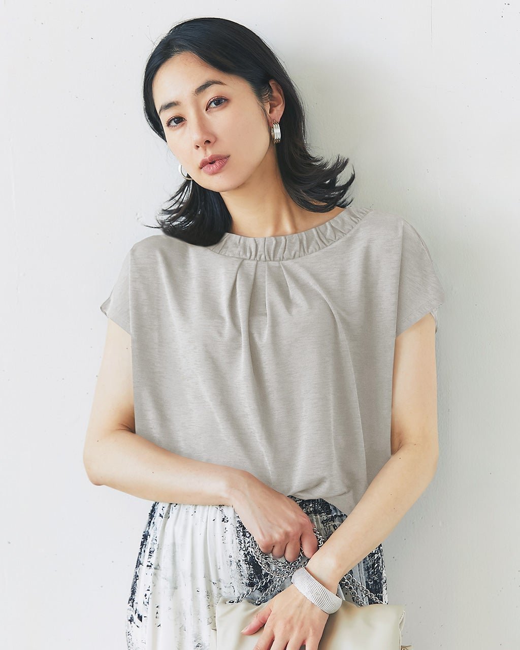 【ドゥクラッセ/DoCLASSE】のUVスラブ・ギャザーネックブラウス インテリア・キッズ・メンズ・レディースファッション・服の通販 founy(ファニー) 　ファッション　Fashion　レディースファッション　Fashion for Women　トップス・カットソー　Cut & Sew Tops　シャツ・ブラウス・オフィスカジュアル　Elegant Blouses & Button-Ups　ロングTシャツ・Tシャツ　Longline T-Shirts & Tees　カットソー・ベーシックTシャツ　Cut-and-Sewn Tops / Stretch Tees & Basics　カットソー　Cut and Sewn Top　ギャザー　Gathered, Ruffled　ドレープ　Drape, Draping Fabric　フレンチ　French, French Style　夏　Summer　旅行　Travel　ライトグレー|ID: prp329100004920302 ipo3291000000036913551