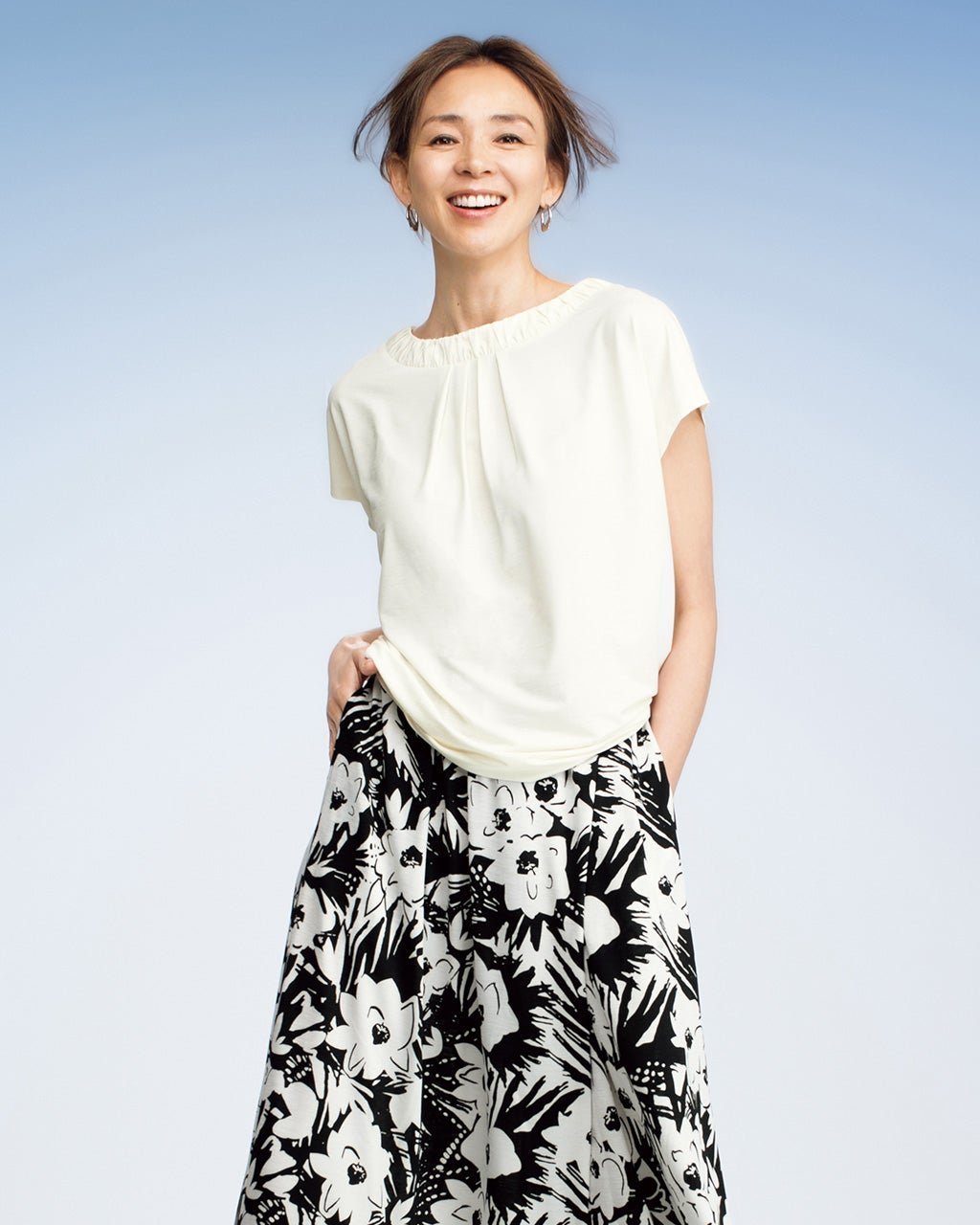 【ドゥクラッセ/DoCLASSE】のUVスラブ・ギャザーネックブラウス インテリア・キッズ・メンズ・レディースファッション・服の通販 founy(ファニー) 　ファッション　Fashion　レディースファッション　Fashion for Women　トップス・カットソー　Cut & Sew Tops　シャツ・ブラウス・オフィスカジュアル　Elegant Blouses & Button-Ups　ロングTシャツ・Tシャツ　Longline T-Shirts & Tees　カットソー・ベーシックTシャツ　Cut-and-Sewn Tops / Stretch Tees & Basics　カットソー　Cut and Sewn Top　ギャザー　Gathered, Ruffled　ドレープ　Drape, Draping Fabric　フレンチ　French, French Style　夏　Summer　旅行　Travel　オフホワイト|ID: prp329100004920302 ipo3291000000036913556