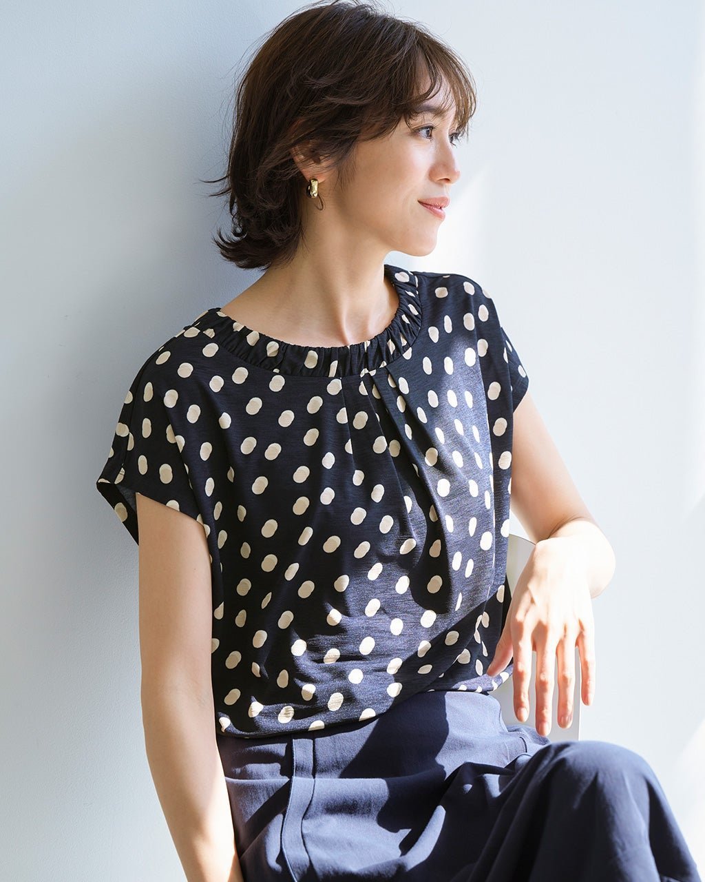 【ドゥクラッセ/DoCLASSE】のUVスラブ・ギャザーネックブラウス インテリア・キッズ・メンズ・レディースファッション・服の通販 founy(ファニー) 　ファッション　Fashion　レディースファッション　Fashion for Women　トップス・カットソー　Cut & Sew Tops　シャツ・ブラウス・オフィスカジュアル　Elegant Blouses & Button-Ups　ロングTシャツ・Tシャツ　Longline T-Shirts & Tees　カットソー・ベーシックTシャツ　Cut-and-Sewn Tops / Stretch Tees & Basics　カットソー　Cut and Sewn Top　ギャザー　Gathered, Ruffled　ドレープ　Drape, Draping Fabric　フレンチ　French, French Style　夏　Summer　旅行　Travel　ベージュXネイビー|ID: prp329100004920302 ipo3291000000036913558