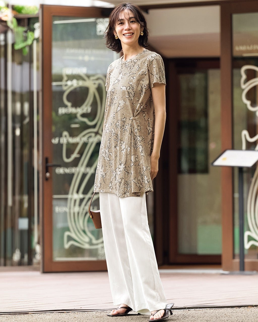 【ドゥクラッセ/DoCLASSE】の綿スラブ・アシメフレアチュニック インテリア・キッズ・メンズ・レディースファッション・服の通販 founy(ファニー) 　ファッション　Fashion　レディースファッション　Fashion for Women　トップス・カットソー　Cut & Sew Tops　アシンメトリー　Asymmetrical Style　カットソー　Cut and Sewn Top　シンプル　Simple, Minimal　チュニック　Tunic, Long Top　フィット　Fit, Slim Fit　フレア　Flare, Flared　プリント　Print, Printed Pattern　ボトム　Bottoms, Lower Wear　人気　Popular, Best Seller　夏　Summer　グレーベージュ|ID: prp329100004920325 ipo3291000000036913771