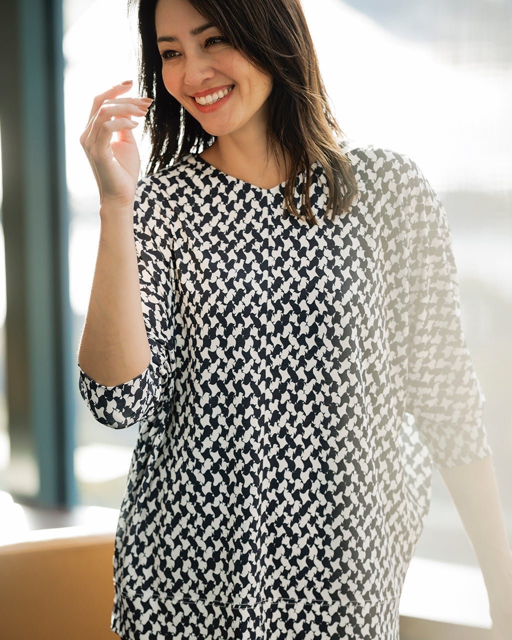 【ドゥクラッセ/DoCLASSE】のUVスラブ・Vネックドルマンプルオーバー インテリア・キッズ・メンズ・レディースファッション・服の通販 founy(ファニー) 　ファッション　Fashion　レディースファッション　Fashion for Women　トップス・カットソー　Cut & Sew Tops　シャツ・ブラウス・オフィスカジュアル　Elegant Blouses & Button-Ups　ロングTシャツ・Tシャツ　Longline T-Shirts & Tees　カジュアルプルオーバー・ニットトップス　Pullovers & Knit Tops / Casual Pullovers　カットソー・ベーシックTシャツ　Cut-and-Sewn Tops / Stretch Tees & Basics　Vネックトップス　V-Neck Tops / V-Cut Neckline Shirts　カットソー　Cut and Sewn Top　フォルム　Silhouette, Form　夏　Summer　白黒|ID: prp329100004920349 ipo3291000000036913915