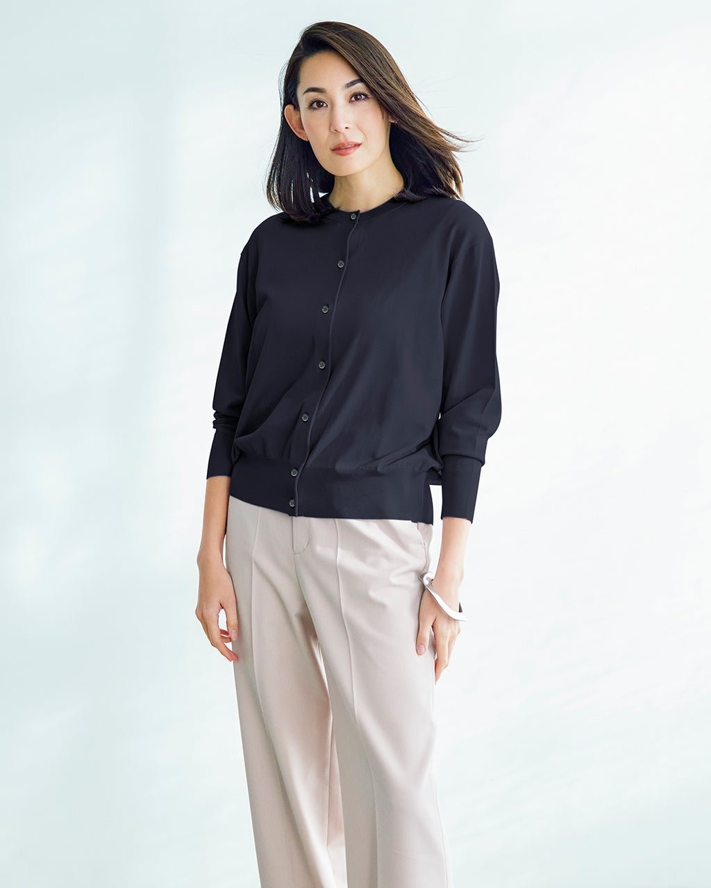 【ドゥクラッセ/DoCLASSE】のUVニット・ミニマルクルーカーディガン インテリア・キッズ・メンズ・レディースファッション・服の通販 founy(ファニー) 　ファッション　Fashion　レディースファッション　Fashion for Women　トップス・カットソー　Cut & Sew Tops　ニット　Knit Tops & Sweaters　カーディガン・羽織り　Layered Style Cardigans　おすすめ　Recommended / Our Picks　なめらか　Smooth, Silky Texture　カーディガン　Cardigan, Knitwear　エレガント 上品　Elegant　洗える　Machine Washable　ミッドナイトブルー|ID: prp329100004920532 ipo3291000000037023847