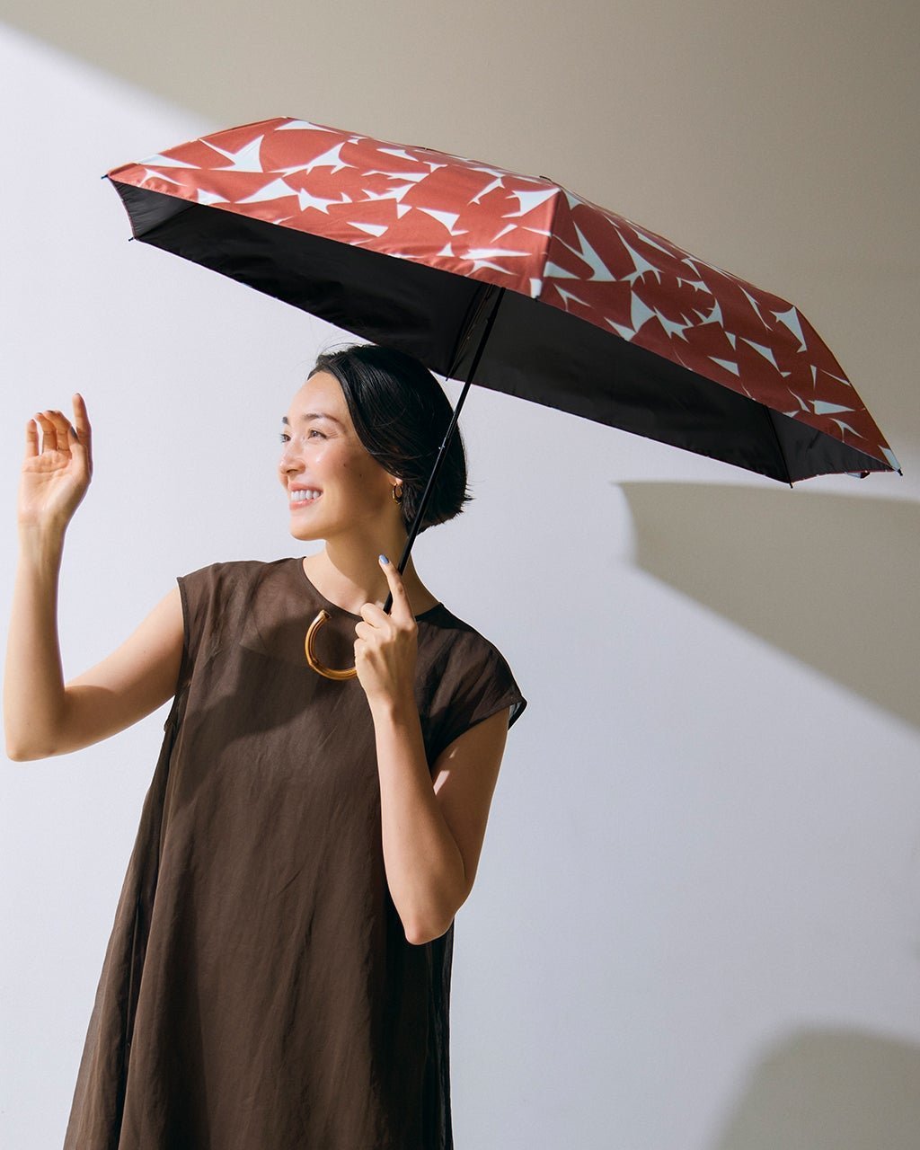 【ドゥクラッセ/DoCLASSE】のパーフェクトシェード100・バンブー折り畳み傘 インテリア・キッズ・メンズ・レディースファッション・服の通販 founy(ファニー) 　ファッション　Fashion　レディースファッション　Fashion for Women　レイングッズ・傘・晴雨兼用傘　Umbrellas & Rain Gear　エレガント 上品　Elegant　コーティング　Coating, Coated Finish　傘　Umbrella, Parasol　巾着　Drawstring Bag, Kinchaku　軽量　Lightweight, Ultra Light　人気　Popular, Best Seller　バンブー　Bamboo, Bamboo Material　ブロック　Block, Solid Block Pattern　プリント　Print, Printed Pattern　日傘　Parasol, UV Umbrella　ブラウンオレンジ|ID: prp329100004920583 ipo3291000000036915354