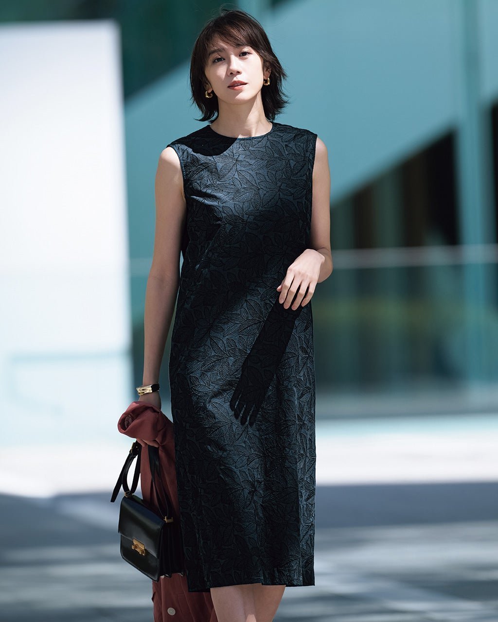 【ドゥクラッセ/DoCLASSE】のリーフ柄刺しゅう・コットンサックワンピース インテリア・キッズ・メンズ・レディースファッション・服の通販 founy(ファニー) 　ファッション　Fashion　レディースファッション　Fashion for Women　ワンピース　Dresses　コクーン　Cocoon, Cocoon Silhouette　リーフ　Leaf, Botanical Leaf　夏　Summer　ダークネイビー|ID: prp329100004920616 ipo3291000000036915545