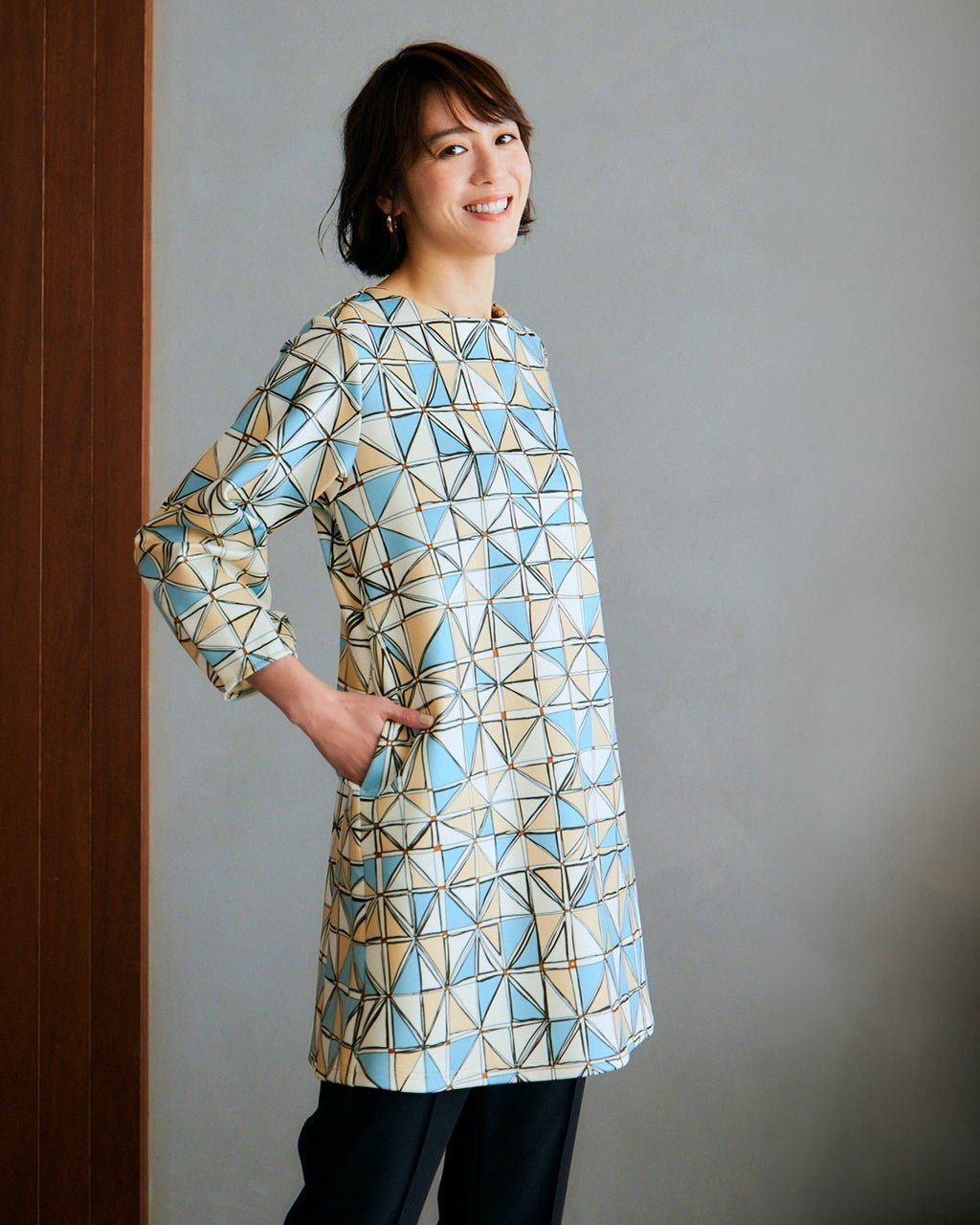 【ドゥクラッセ/DoCLASSE】のダブル編みジャージー・プリントチュニック インテリア・キッズ・メンズ・レディースファッション・服の通販 founy(ファニー) 　ファッション　Fashion　レディースファッション　Fashion for Women　トップス・カットソー　Cut & Sew Tops　シャツ・ブラウス・オフィスカジュアル　Elegant Blouses & Button-Ups　ロングTシャツ・Tシャツ　Longline T-Shirts & Tees　カットソー・ベーシックTシャツ　Cut-and-Sewn Tops / Stretch Tees & Basics　カットソー　Cut and Sewn Top　スマート　Smart, Elegant　ダブル　Double, Double-Breasted　チュニック　Tunic, Long Top　プリント　Print, Printed Pattern　ベスト　Vest, Waistcoat　人気　Popular, Best Seller　ベージュ&times;ブルー|ID: prp329100004920638 ipo3291000000036915642