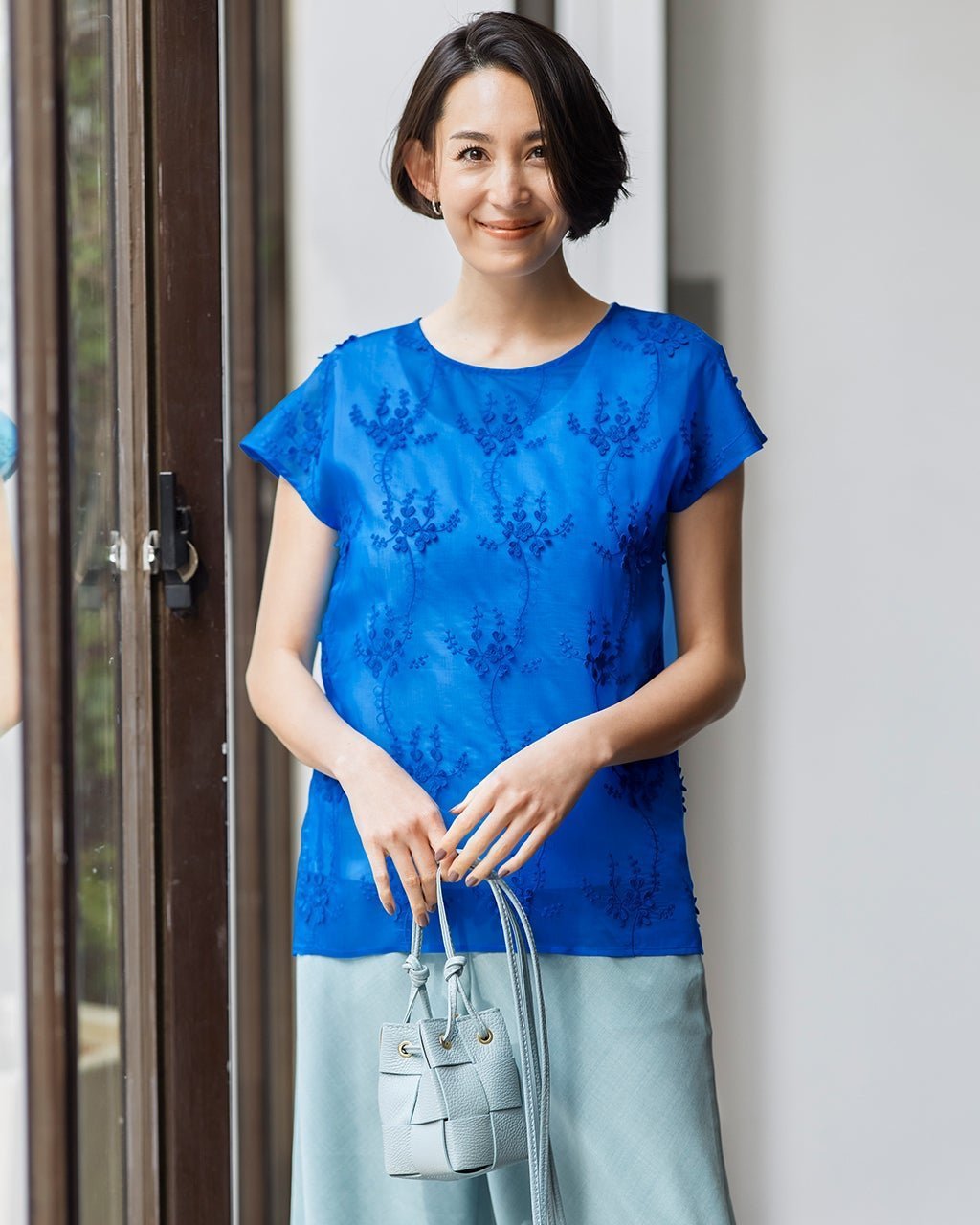 【ドゥクラッセ/DoCLASSE】のフラワー刺しゅう・シアープルオーバー インテリア・キッズ・メンズ・レディースファッション・服の通販 founy(ファニー) 　ファッション　Fashion　レディースファッション　Fashion for Women　トップス・カットソー　Cut & Sew Tops　シャツ・ブラウス・オフィスカジュアル　Elegant Blouses & Button-Ups　カジュアルプルオーバー・ニットトップス　Pullovers & Knit Tops / Casual Pullovers　インナー　Innerwear　キャミソール　Camisole, Spaghetti Strap Top　フラワー　Flower, Floral　モチーフ　Motif, Design Theme　レース　Lace, Lace Fabric　ビジネス 仕事 通勤　Business / Work / Commuting　ブルー|ID: prp329100004920639 ipo3291000000036915649