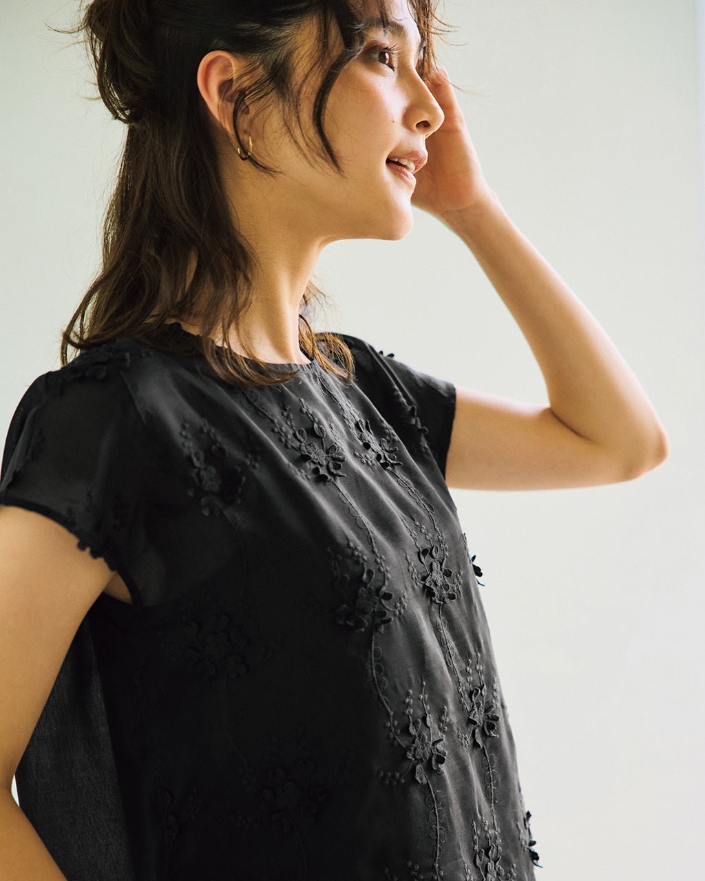 【ドゥクラッセ/DoCLASSE】のフラワー刺しゅう・シアープルオーバー インテリア・キッズ・メンズ・レディースファッション・服の通販 founy(ファニー) 　ファッション　Fashion　レディースファッション　Fashion for Women　トップス・カットソー　Cut & Sew Tops　シャツ・ブラウス・オフィスカジュアル　Elegant Blouses & Button-Ups　カジュアルプルオーバー・ニットトップス　Pullovers & Knit Tops / Casual Pullovers　インナー　Innerwear　キャミソール　Camisole, Spaghetti Strap Top　フラワー　Flower, Floral　モチーフ　Motif, Design Theme　レース　Lace, Lace Fabric　ビジネス 仕事 通勤　Business / Work / Commuting　ブラック|ID: prp329100004920639 ipo3291000000036915651