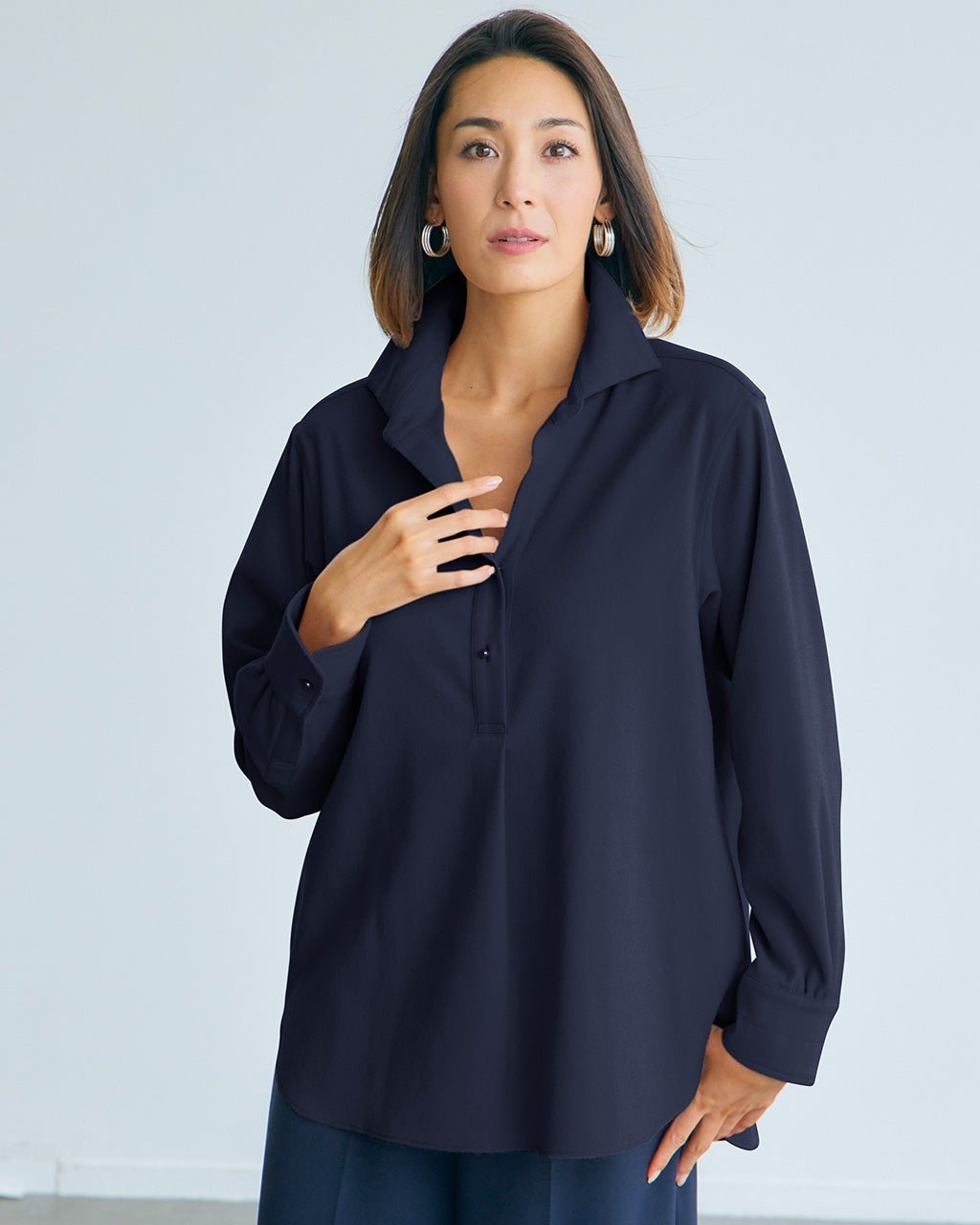 【ドゥクラッセ/DoCLASSE】の微起毛サキソニー・スキッパーシャツ インテリア・キッズ・メンズ・レディースファッション・服の通販 founy(ファニー) 　ファッション　Fashion　レディースファッション　Fashion for Women　トップス・カットソー　Cut & Sew Tops　シャツ・ブラウス・オフィスカジュアル　Elegant Blouses & Button-Ups　スキッパー　Skipper, Open Collar　ドット　Polka Dot, Dot Pattern　メタル　Metal, Metal Parts　ロング　Long, Long-Length　ミッドナイトブルー|ID: prp329100004920670 ipo3291000000036915826