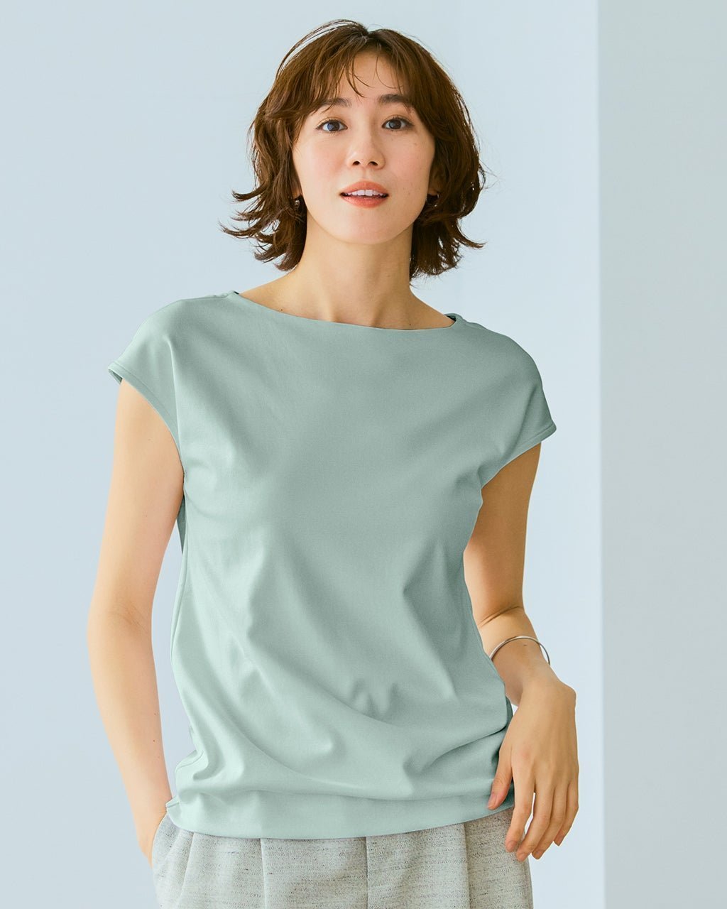 【ドゥクラッセ/DoCLASSE】のボートネック・フレンチ袖/スーピマ・ドゥクラッセTシャツ インテリア・キッズ・メンズ・レディースファッション・服の通販 founy(ファニー) 　ファッション　Fashion　レディースファッション　Fashion for Women　トップス・カットソー　Cut & Sew Tops　シャツ・ブラウス・オフィスカジュアル　Elegant Blouses & Button-Ups　ロングTシャツ・Tシャツ　Longline T-Shirts & Tees　カットソー・ベーシックTシャツ　Cut-and-Sewn Tops / Stretch Tees & Basics　インナー　Innerwear　カットソー　Cut and Sewn Top　シンプル　Simple, Minimal　ジャケット　Jacket, Outerwear　スリーブ　Sleeve, Long Sleeve / Short Sleeve　ダブル　Double, Double-Breasted　デニム　Denim, Jeans Material　定番　Standard, Basic Item　なめらか　Smooth, Silky Texture　人気　Popular, Best Seller　パール　Pearl, Pearl Accent　フレンチ　French, French Style　フロント　Front, Front Design　ベーシック　Basic, Essential　半袖　Short Sleeve, Half Sleeve　おすすめ　Recommended / Our Picks　夏　Summer　ビジネス 仕事 通勤　Business / Work / Commuting　グリーングレー|ID: prp329100004920782 ipo3291000000036916490