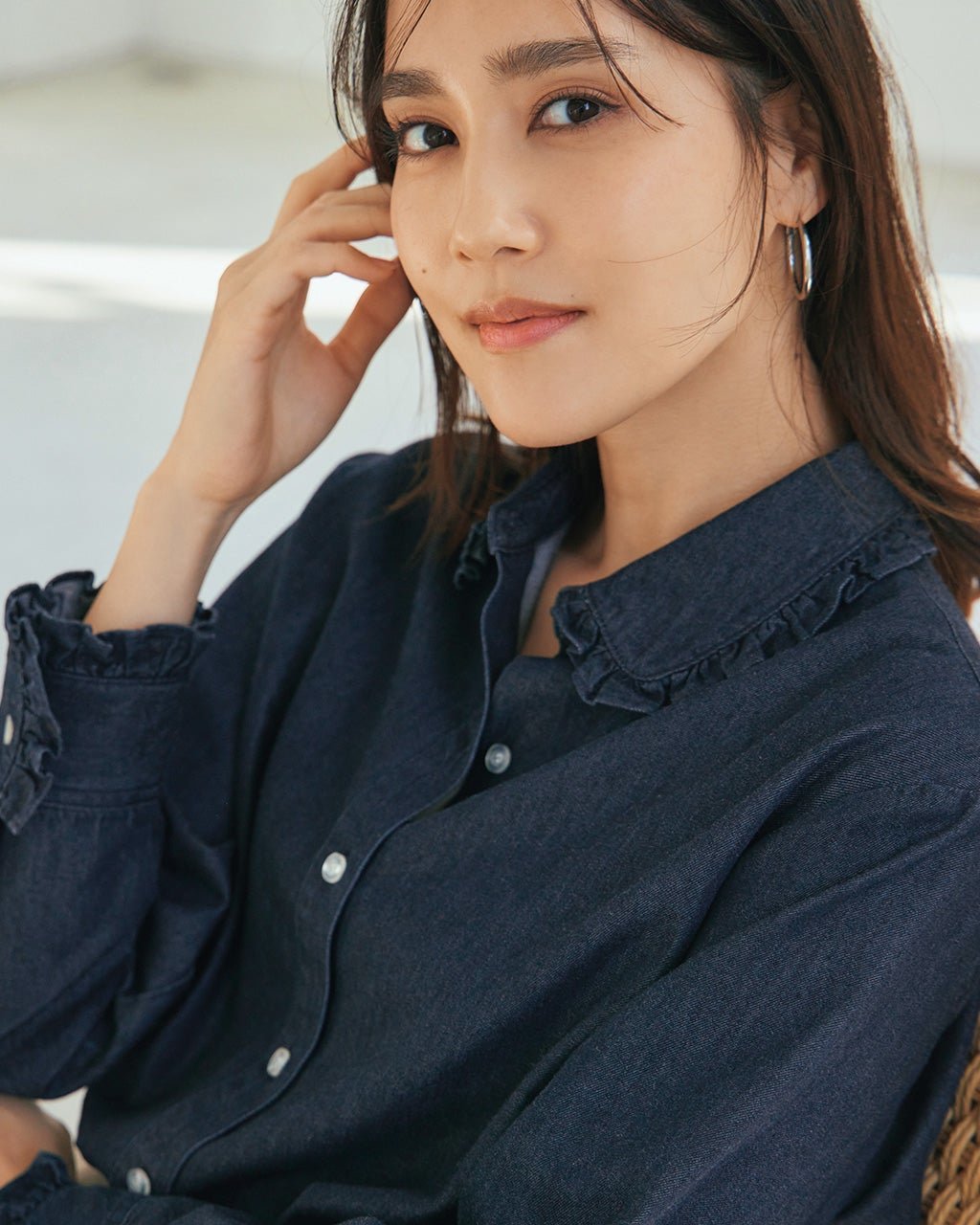 【ドゥクラッセ/DoCLASSE】のドレープデニム・フリルシャツ インテリア・キッズ・メンズ・レディースファッション・服の通販 founy(ファニー) 　ファッション　Fashion　レディースファッション　Fashion for Women　トップス・カットソー　Cut & Sew Tops　シャツ・ブラウス・オフィスカジュアル　Elegant Blouses & Button-Ups　おすすめ　Recommended / Our Picks　シンプル　Simple, Minimal　デニム　Denim, Jeans Material　フェミニン　Feminine, Girly　フリル　Frill, Ruffle　ロング　Long, Long-Length　エレガント 上品　Elegant　インディゴ|ID: prp329100004920788 ipo3291000000036916515