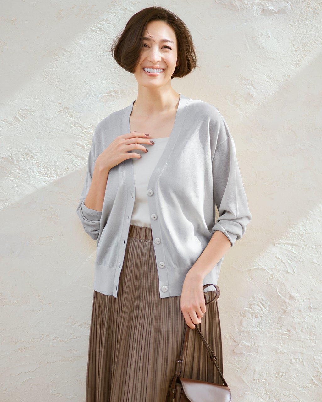 【ドゥクラッセ/DoCLASSE】のライトシアー・Vネックカーディガン インテリア・キッズ・メンズ・レディースファッション・服の通販 founy(ファニー) 　ファッション　Fashion　レディースファッション　Fashion for Women　トップス・カットソー　Cut & Sew Tops　カーディガン・羽織り　Layered Style Cardigans　Vネックトップス　V-Neck Tops / V-Cut Neckline Shirts　カーディガン　Cardigan, Knitwear　コンパクト　Compact, Small Size　シアー　Sheer, See-Through　フェイス　Face, Facial Design　ボトム　Bottoms, Lower Wear　エレガント 上品　Elegant　人気　Popular, Best Seller　シルバー|ID: prp329100004920816 ipo3291000000036916685