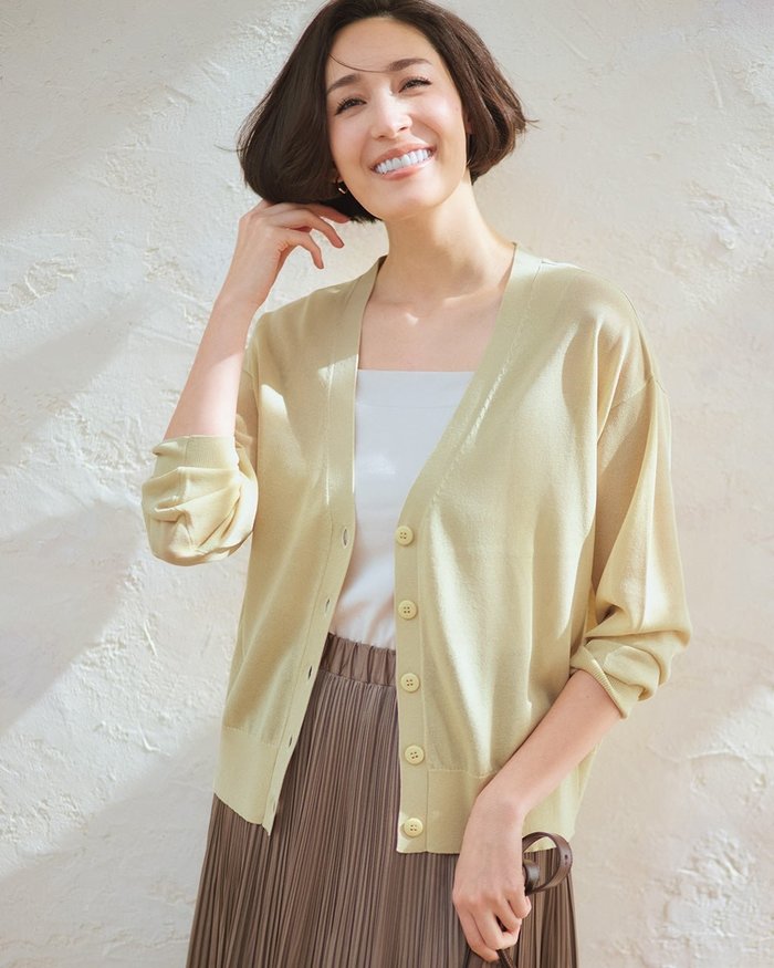 【ドゥクラッセ/DoCLASSE】のライトシアー・Vネックカーディガン インテリア・キッズ・メンズ・レディースファッション・服の通販 founy(ファニー) https://founy.com/ ファッション Fashion レディースファッション Fashion for Women トップス・カットソー Cut & Sew Tops カーディガン・羽織り Layered Style Cardigans Vネックトップス V-Neck Tops / V-Cut Neckline Shirts カーディガン Cardigan, Knitwear コンパクト Compact, Small Size シアー Sheer, See-Through フェイス Face, Facial Design ボトム Bottoms, Lower Wear エレガント 上品 Elegant 人気 Popular, Best Seller |ID: prp329100004920816 ipo3291000000037192181