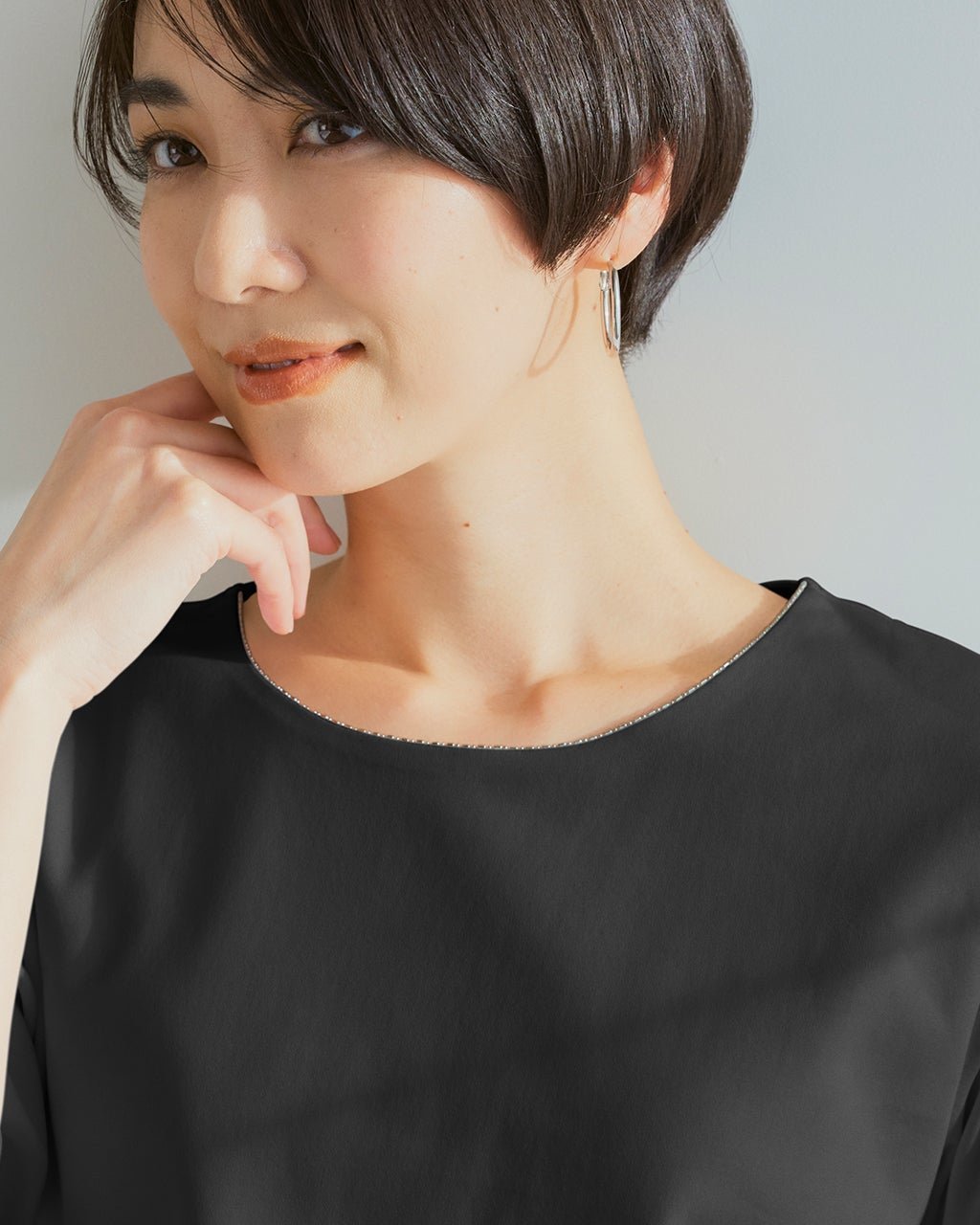 【ドゥクラッセ/DoCLASSE】のビーズトリムクルーネック/7分袖・ドゥクラッセTシャツ 人気、トレンドファッション・服の通販 founy(ファニー) 　ファッション　Fashion　レディースファッション　Fashion for Women　トップス・カットソー　Cut & Sew Tops　シャツ・ブラウス・オフィスカジュアル　Elegant Blouses & Button-Ups　ロングTシャツ・Tシャツ　Longline T-Shirts & Tees　カットソー・ベーシックTシャツ　Cut-and-Sewn Tops / Stretch Tees & Basics　インナー　Innerwear　カットソー　Cut and Sewn Top　シンプル　Simple, Minimal　ジャケット　Jacket, Outerwear　ジュエリー　Jewelry, Accessories　ダブル　Double, Double-Breasted　デニム　Denim, Jeans Material　定番　Standard, Basic Item　なめらか　Smooth, Silky Texture　パール　Pearl, Pearl Accent　フロント　Front, Front Design　プレミアム　Premium, High-End　ベーシック　Basic, Essential　半袖　Short Sleeve, Half Sleeve　おすすめ　Recommended / Our Picks　エレガント 上品　Elegant　ビジネス 仕事 通勤　Business / Work / Commuting　 other-1|ID: prp329100004920838 ipo3291000000036916837