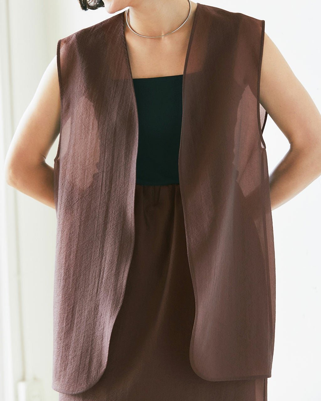 【ドゥクラッセ/DoCLASSE】のオクタシアークロス・羽織りジレ インテリア・キッズ・メンズ・レディースファッション・服の通販 founy(ファニー) 　ファッション　Fashion　レディースファッション　Fashion for Women　アウター　Coat / Outerwear Collection　レディースジャケット・軽アウター　Jackets　エレガント 上品　Elegant　シアー　Sheer, See-Through　シルク　Silk, 100% Silk　ジャケット　Jacket, Outerwear　フォルム　Silhouette, Form　ベスト　Vest, Waistcoat　吸水　Absorbent, Quick-Dry　夏　Summer　ブラウン|ID: prp329100004920872 ipo3291000000036917089