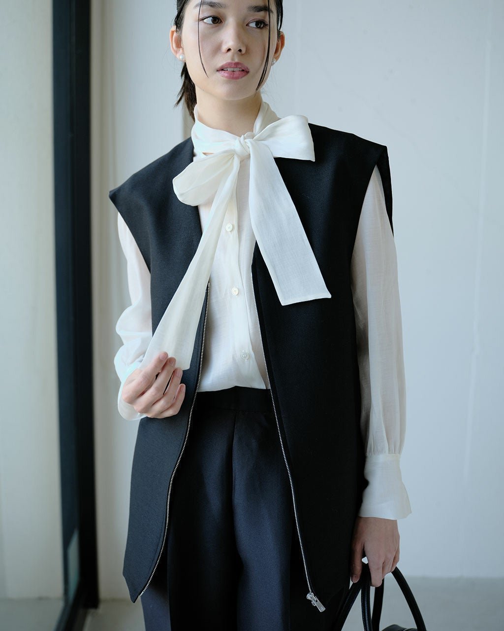 【ドゥクラッセ/DoCLASSE】のシルキーダブルフェイス・コクーンジレ インテリア・キッズ・メンズ・レディースファッション・服の通販 founy(ファニー) 　ファッション　Fashion　レディースファッション　Fashion for Women　アウター　Coat / Outerwear Collection　レディースジャケット・軽アウター　Jackets　新作・新入荷　New Arrivals / New In　カッティング　Cutting Detail　ジップ　Zip, Zipper　ジャケット　Jacket, Outerwear　スタイリッシュ　Stylish, Fashionable　スマート　Smart, Elegant　フロント　Front, Front Design　ベスト　Vest, Waistcoat　ブラック|ID: prp329100004920919 ipo3291000000036917327