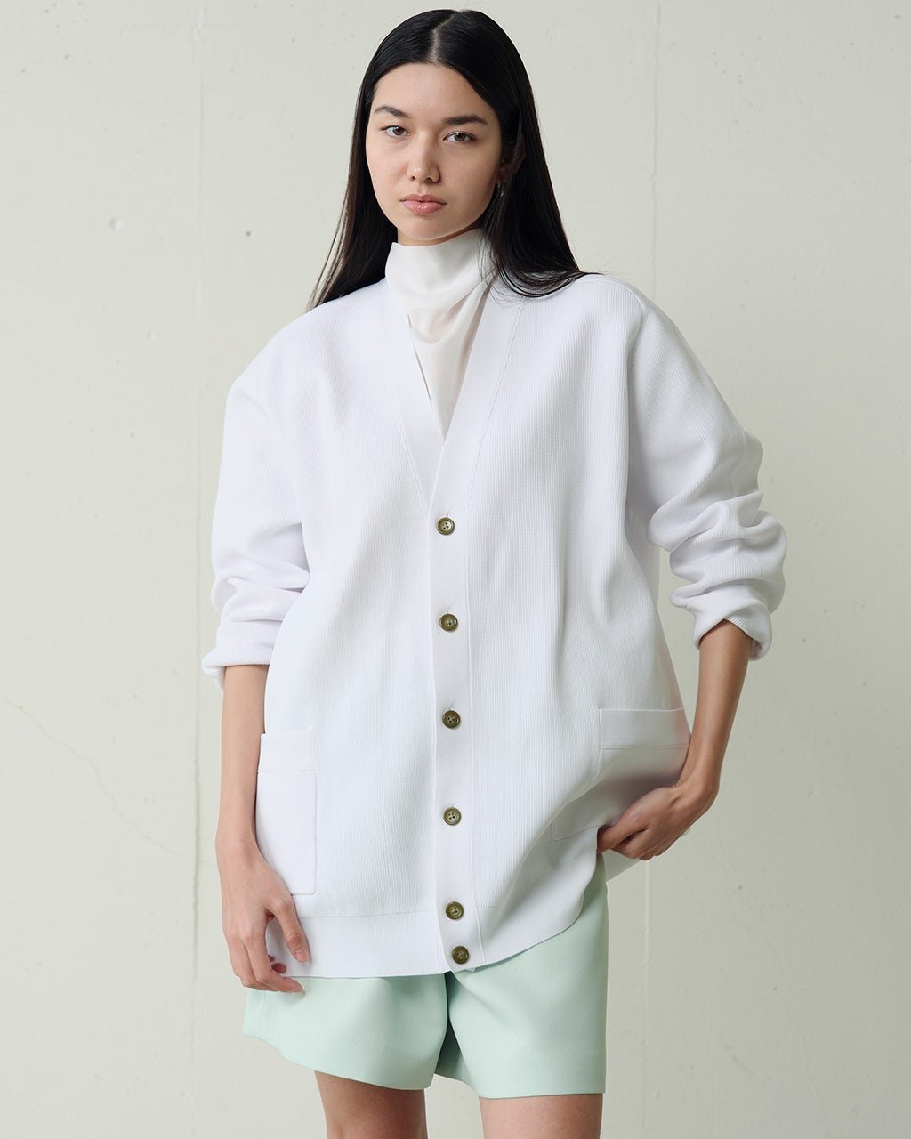 【ドゥクラッセ/DoCLASSE】のストレッチニット・Vネックカーディガン インテリア・キッズ・メンズ・レディースファッション・服の通販 founy(ファニー) 　ファッション　Fashion　レディースファッション　Fashion for Women　トップス・カットソー　Cut & Sew Tops　ニット　Knit Tops & Sweaters　カーディガン・羽織り　Layered Style Cardigans　Vネックトップス　V-Neck Tops / V-Cut Neckline Shirts　新作・新入荷　New Arrivals / New In　カーディガン　Cardigan, Knitwear　シンプル　Simple, Minimal　ストレッチ　Stretch, Stretchy Fabric　ポケット　Pocket, Pocket Detail　軽量　Lightweight, Ultra Light　ホワイト|ID: prp329100004920925 ipo3291000000036917355