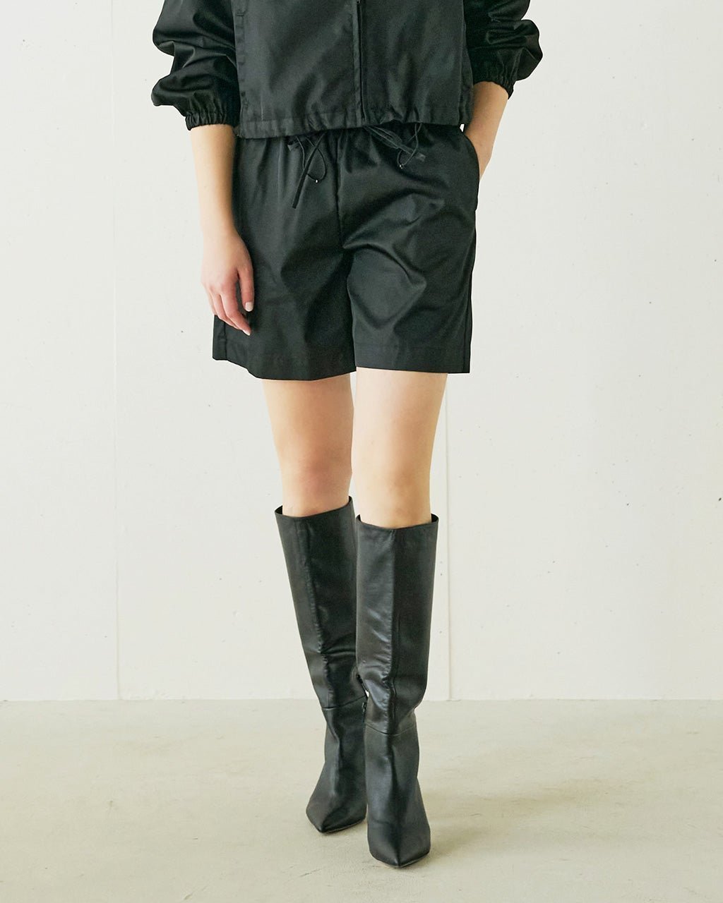 【ドゥクラッセ/DoCLASSE】の高密度ナイロン・ショートパンツ インテリア・キッズ・メンズ・レディースファッション・服の通販 founy(ファニー) 　ファッション　Fashion　レディースファッション　Fashion for Women　パンツ　Pants & Trousers　ショートパンツ・ハーフパンツ　High-Waisted & Relaxed Shorts　サテン　Satin, Glossy Fabric　ショート　Short, Short Length　ブラック|ID: prp329100004920952 ipo3291000000036917474