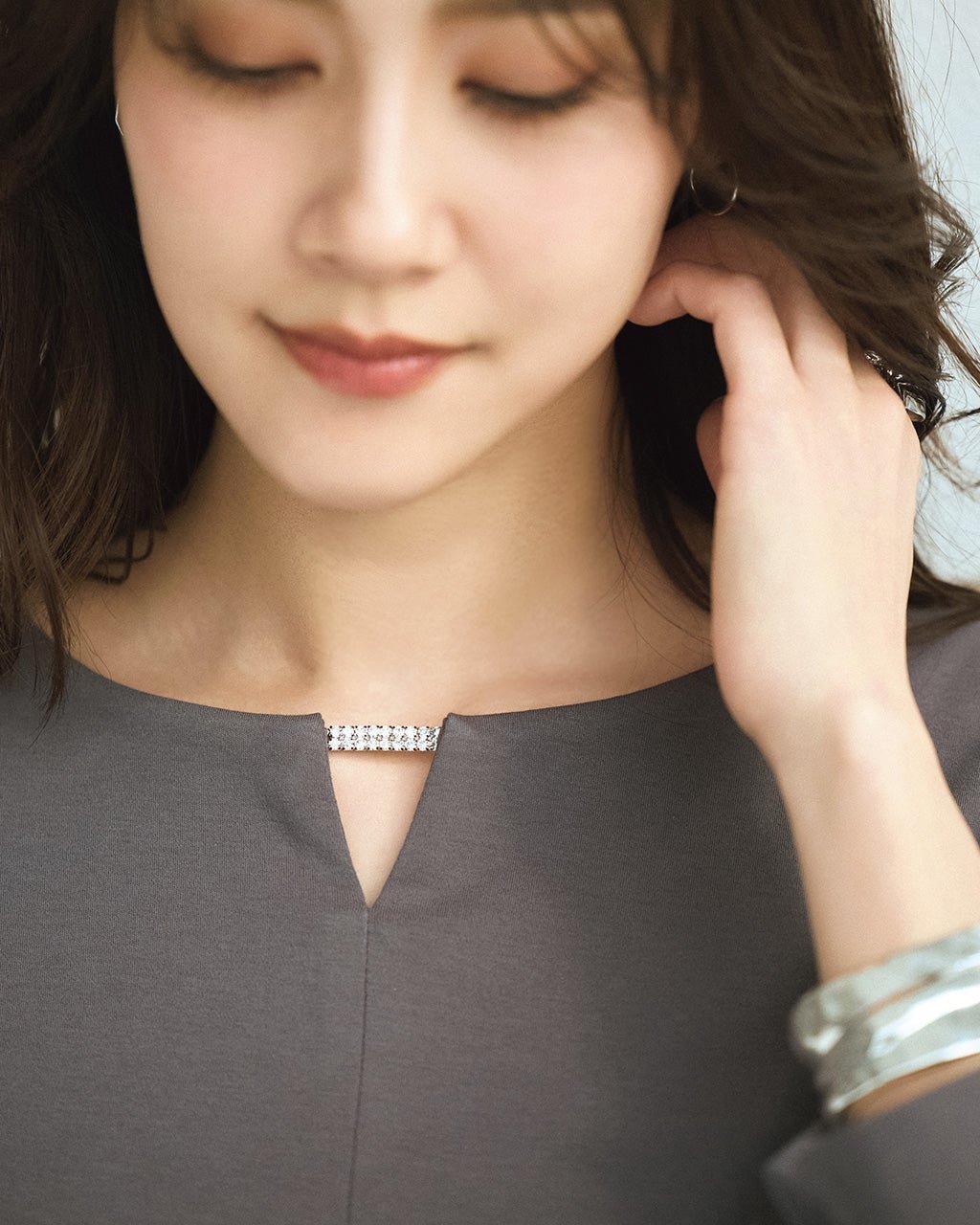 【ドゥクラッセ/DoCLASSE】のストーンキーネック・ドゥクラッセTシャツ インテリア・キッズ・メンズ・レディースファッション・服の通販 founy(ファニー) 　ファッション　Fashion　レディースファッション　Fashion for Women　トップス・カットソー　Cut & Sew Tops　シャツ・ブラウス・オフィスカジュアル　Elegant Blouses & Button-Ups　ロングTシャツ・Tシャツ　Longline T-Shirts & Tees　カットソー・ベーシックTシャツ　Cut-and-Sewn Tops / Stretch Tees & Basics　アクセサリー　Fashion Accessories　カットソー　Cut and Sewn Top　ショルダー　Shoulder, Shoulder Strap　ジャケット　Jacket, Outerwear　スタイリッシュ　Stylish, Fashionable　ダブル　Double, Double-Breasted　定番　Standard, Basic Item　なめらか　Smooth, Silky Texture　ビジュー　Bijou, Jewel-like Accent　フレア　Flare, Flared　フロント　Front, Front Design　ベーシック　Basic, Essential　ラベンダー　Lavender　リラックス　Relax, Relaxed Fit　新作・新入荷　New Arrivals / New In　エレガント 上品　Elegant　ビジネス 仕事 通勤　Business / Work / Commuting　チャコール|ID: prp329100004925832 ipo3291000000037024106