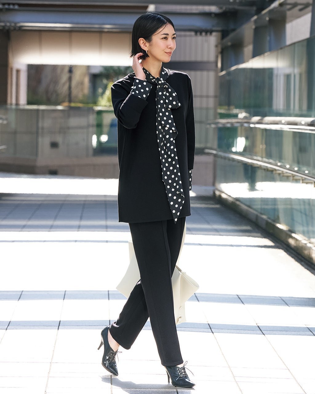 【ドゥクラッセ/DoCLASSE】のライトダンボールニット・浅Vフレアトップス インテリア・キッズ・メンズ・レディースファッション・服の通販 founy(ファニー) 　ファッション　Fashion　レディースファッション　Fashion for Women　トップス・カットソー　Cut & Sew Tops　ニット　Knit Tops & Sweaters　セットアップ　Matching Sets　レディーストップス・ブラウス　Tops & Blouses / Assorted Women's Tops　カットソー　Cut and Sewn Top　ストレッチ　Stretch, Stretchy Fabric　セットアップ　Set-Up, Coordinated Outfit　フェイス　Face, Facial Design　ブラック|ID: prp329100004925939 ipo3291000000036963166