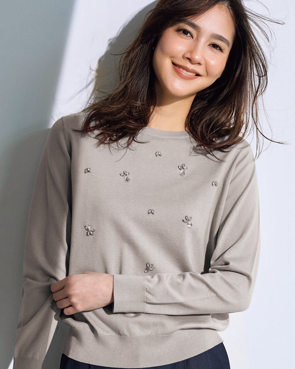 【ドゥクラッセ/DoCLASSE】のクリスタルビジュー・プルオーバーニット インテリア・キッズ・メンズ・レディースファッション・服の通販 founy(ファニー) 　ファッション　Fashion　レディースファッション　Fashion for Women　トップス・カットソー　Cut & Sew Tops　ニット　Knit Tops & Sweaters　カジュアルプルオーバー・ニットトップス　Pullovers & Knit Tops / Casual Pullovers　おすすめ　Recommended / Our Picks　アンサンブル　Ensemble Set　カーディガン　Cardigan, Knitwear　コンパクト　Compact, Small Size　セーター　Sweater, Knitwear　人気　Popular, Best Seller　ライトグレー|ID: prp329100004926025 ipo3291000000036963537