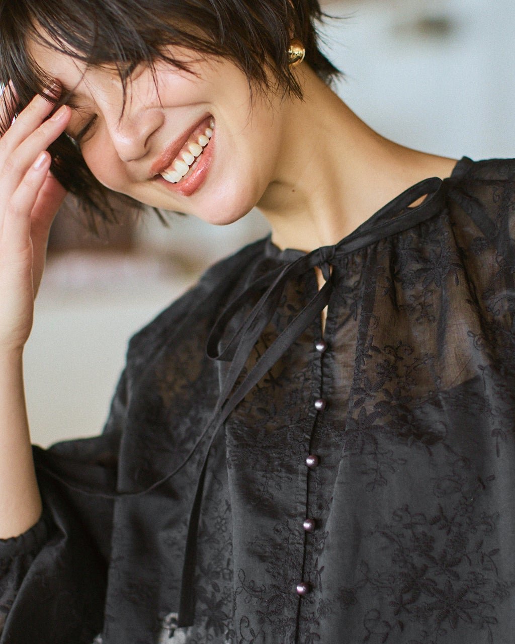 【ドゥクラッセ/DoCLASSE】のフラワー刺繍・スカラップブラウス インテリア・キッズ・メンズ・レディースファッション・服の通販 founy(ファニー) 　ファッション　Fashion　レディースファッション　Fashion for Women　トップス・カットソー　Cut & Sew Tops　シャツ・ブラウス・オフィスカジュアル　Elegant Blouses & Button-Ups　新作・新入荷　New Arrivals / New In　ギャザー　Gathered, Ruffled　スカラップ　Scallop, Scalloped Edge　フラワー　Flower, Floral　リボン　Ribbon, Bow　ブラック|ID: prp329100004926167 ipo3291000000036964244