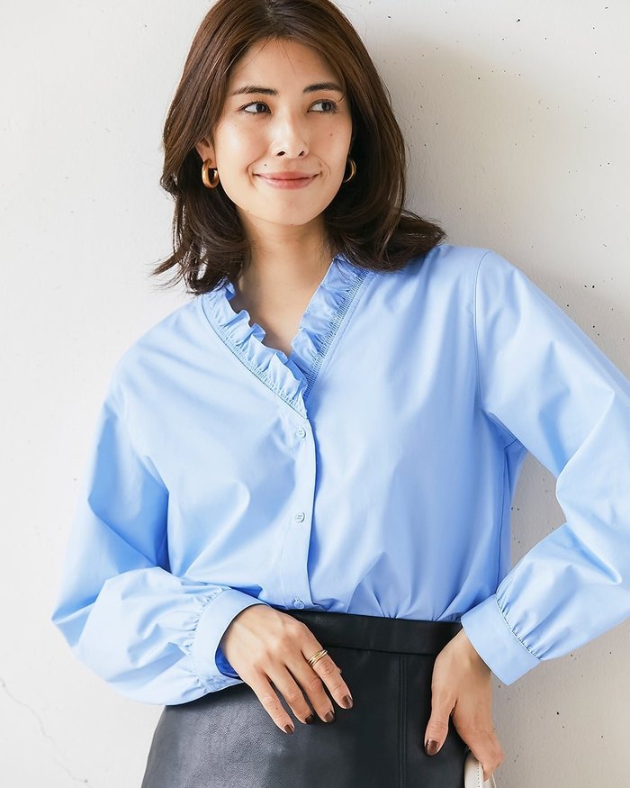 【ドゥクラッセ/DoCLASSE】のフリルデザイン・Vネックシャツ インテリア・キッズ・メンズ・レディースファッション・服の通販 founy(ファニー) https://founy.com/ ファッション Fashion レディースファッション Fashion for Women トップス・カットソー Cut & Sew Tops シャツ・ブラウス・オフィスカジュアル Elegant Blouses & Button-Ups Vネックトップス V-Neck Tops / V-Cut Neckline Shirts アクセサリー Fashion Accessories エレガント 上品 Elegant シャーリング Shirring, Ruched スリーブ Sleeve, Long Sleeve / Short Sleeve デコルテ Décolleté, Neckline ネックレス Necklace, Pendant Necklace フェミニン Feminine, Girly フリル Frill, Ruffle レギュラー Regular, Standard Fit |ID: prp329100004931599 ipo3291000000037093590