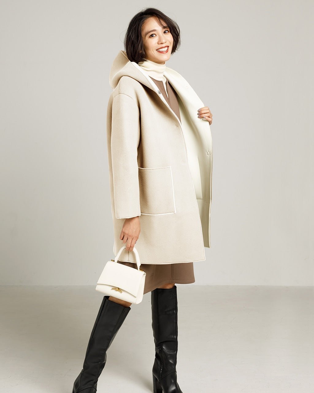 【ドゥクラッセ/DoCLASSE】のエアーウォーム・フードコート インテリア・キッズ・メンズ・レディースファッション・服の通販 founy(ファニー) 　ファッション　Fashion　レディースファッション　Fashion for Women　アウター　Coat / Outerwear Collection　コート・ロングコート・ピーコート　Long Coats, Peacoats & More　ウォーム　Warm Fabric　ベロア　Velour, Soft Velvet　エレガント 上品　Elegant　冬　Winter / This Winter　グレーベージュ|ID: prp329100004931621 ipo3291000000037015124