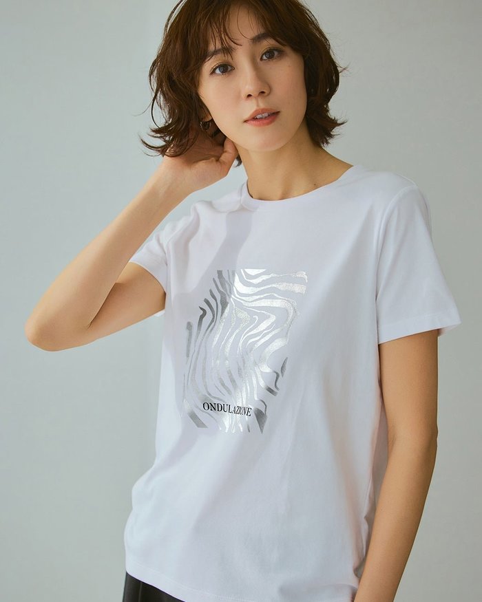 【ドゥクラッセ/DoCLASSE】のメタリックデザインTシャツ インテリア・キッズ・メンズ・レディースファッション・服の通販 founy(ファウニー) https://founy.com/ ファッション Fashion レディースファッション Fashion for Women トップス・カットソー Cut & Sew Tops シャツ・ブラウス・オフィスカジュアル Elegant Blouses & Button-Ups ロングTシャツ・Tシャツ Longline T-Shirts & Tees カットソー・ベーシックTシャツ Cut-and-Sewn Tops / Stretch Tees & Basics なめらか Smooth, Silky Texture カットソー Cut and Sewn Top グラフィック Graphic, Graphic Design プリント Print, Printed Pattern エレガント 上品 Elegant 人気 Popular, Best Seller 夏 Summer |ID: prp329100004931647 ipo3291000000037255401
