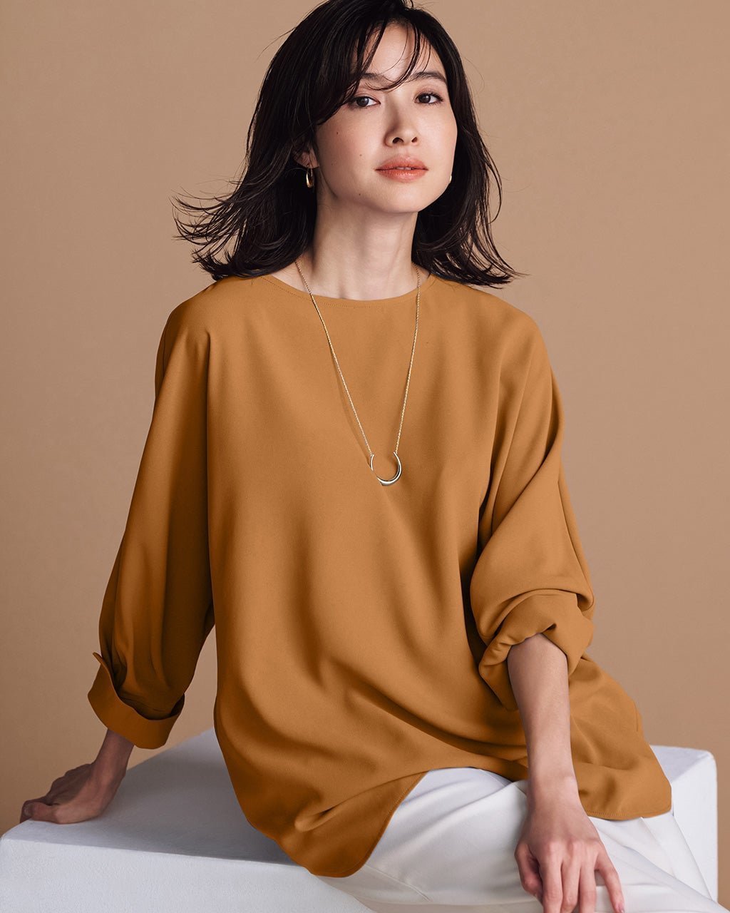 【ドゥクラッセ/DoCLASSE】のジョーゼット・フォルムブラウス インテリア・キッズ・メンズ・レディースファッション・服の通販 founy(ファニー) 　ファッション　Fashion　レディースファッション　Fashion for Women　トップス・カットソー　Cut & Sew Tops　シャツ・ブラウス・オフィスカジュアル　Elegant Blouses & Button-Ups　おすすめ　Recommended / Our Picks　なめらか　Smooth, Silky Texture　カフス　Cuff Design　ジョーゼット　Georgette, Semi-Sheer Fabric　スタイリッシュ　Stylish, Fashionable　スマート　Smart, Elegant　フォルム　Silhouette, Form　ラウンド　Round, Round Neck　人気　Popular, Best Seller　キャメル|ID: prp329100004931670 ipo3291000000037015437