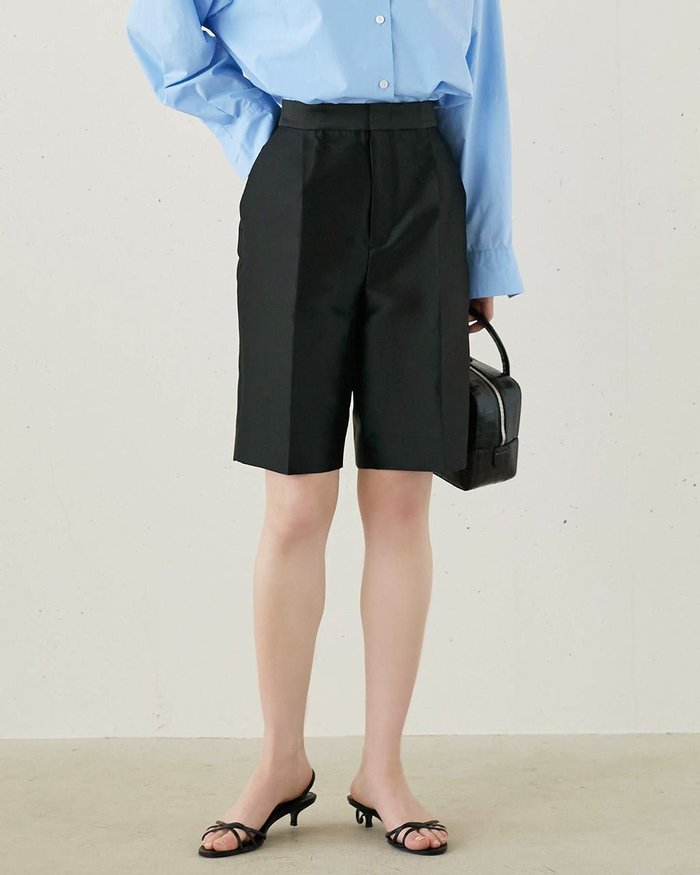 【ドゥクラッセ/DoCLASSE】のイタリアンタフタ・ショートパンツ インテリア・キッズ・メンズ・レディースファッション・服の通販 founy(ファニー) https://founy.com/ ファッション Fashion レディースファッション Fashion for Women パンツ Pants & Trousers ショートパンツ・ハーフパンツ High-Waisted & Relaxed Shorts イタリア Italy エレガント 上品 Elegant ショート Short, Short Length シルク Silk, 100% Silk センター Center, Center Line タフタ Taffeta, Structured Fabric フロント Front, Front Design |ID: prp329100004931783 ipo3291000000037016041