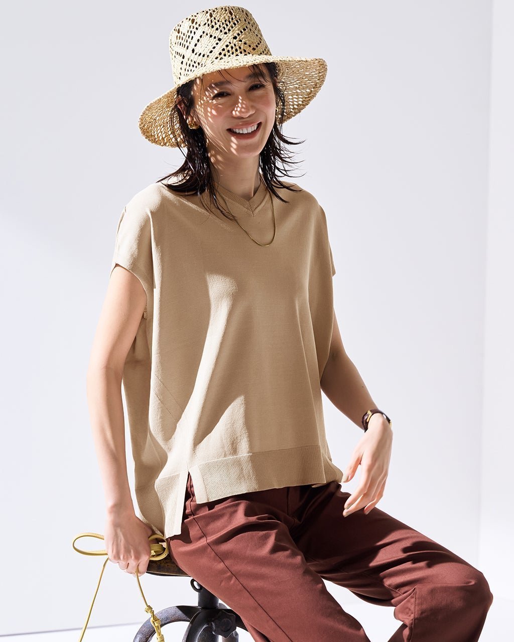 【ドゥクラッセ/DoCLASSE】のUVクールニット・Vネックトップス インテリア・キッズ・メンズ・レディースファッション・服の通販 founy(ファニー) 　ファッション　Fashion　レディースファッション　Fashion for Women　トップス・カットソー　Cut & Sew Tops　ニット　Knit Tops & Sweaters　Vネックトップス　V-Neck Tops / V-Cut Neckline Shirts　新作・新入荷　New Arrivals / New In　カットソー　Cut and Sewn Top　クール　Cool, Chic　スリーブ　Sleeve, Long Sleeve / Short Sleeve　セーター　Sweater, Knitwear　フレンチ　French, French Style　ベスト　Vest, Waistcoat　抗菌　Antibacterial, Bacteria-Resistant　ベージュ|ID: prp329100004931789 ipo3291000000037016071