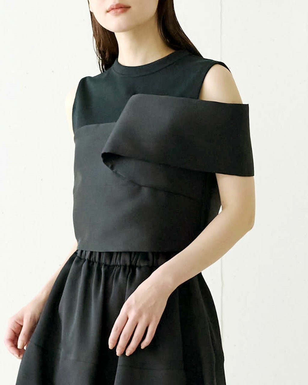 【ドゥクラッセ/DoCLASSE】のオクタダブルクロス・アシメクロップトップス インテリア・キッズ・メンズ・レディースファッション・服の通販 founy(ファニー) 　ファッション　Fashion　レディースファッション　Fashion for Women　トップス・カットソー　Cut & Sew Tops　シャツ・ブラウス・オフィスカジュアル　Elegant Blouses & Button-Ups　アシンメトリー　Asymmetrical Style　カットソー　Cut and Sewn Top　クロップド　Cropped, Short Length　シルク　Silk, 100% Silk　バランス　Balance, Style Balance　パーティ　Party, Party Style　ビスチェ　Bustier, Corset Top　フォルム　Silhouette, Form　フレア　Flare, Flared　ワイド　Wide, Wide Fit　ホリデーシーズン　Holiday Season　ブラック|ID: prp329100004932731 ipo3291000000037024028